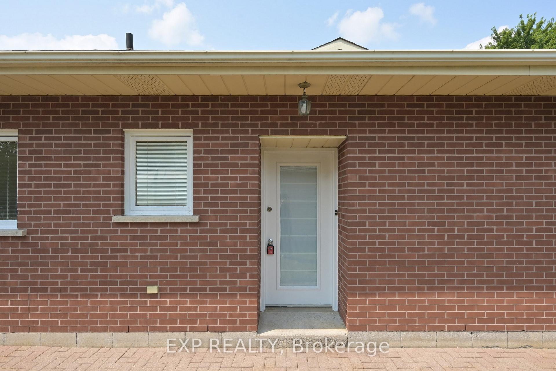 Photo 2 of Unit B, 2 Gram Street, Vaughan, Maple — HOMEH