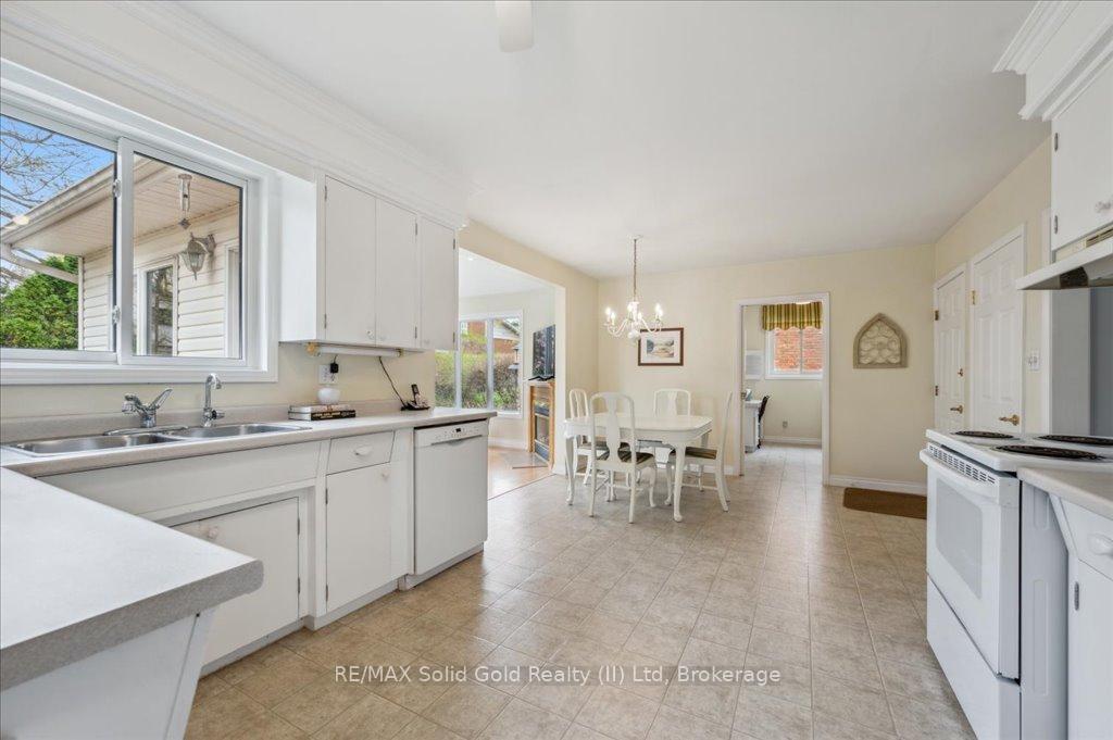 Photo 15 of 199 Bellehaven Drive, Waterloo — HOMEH