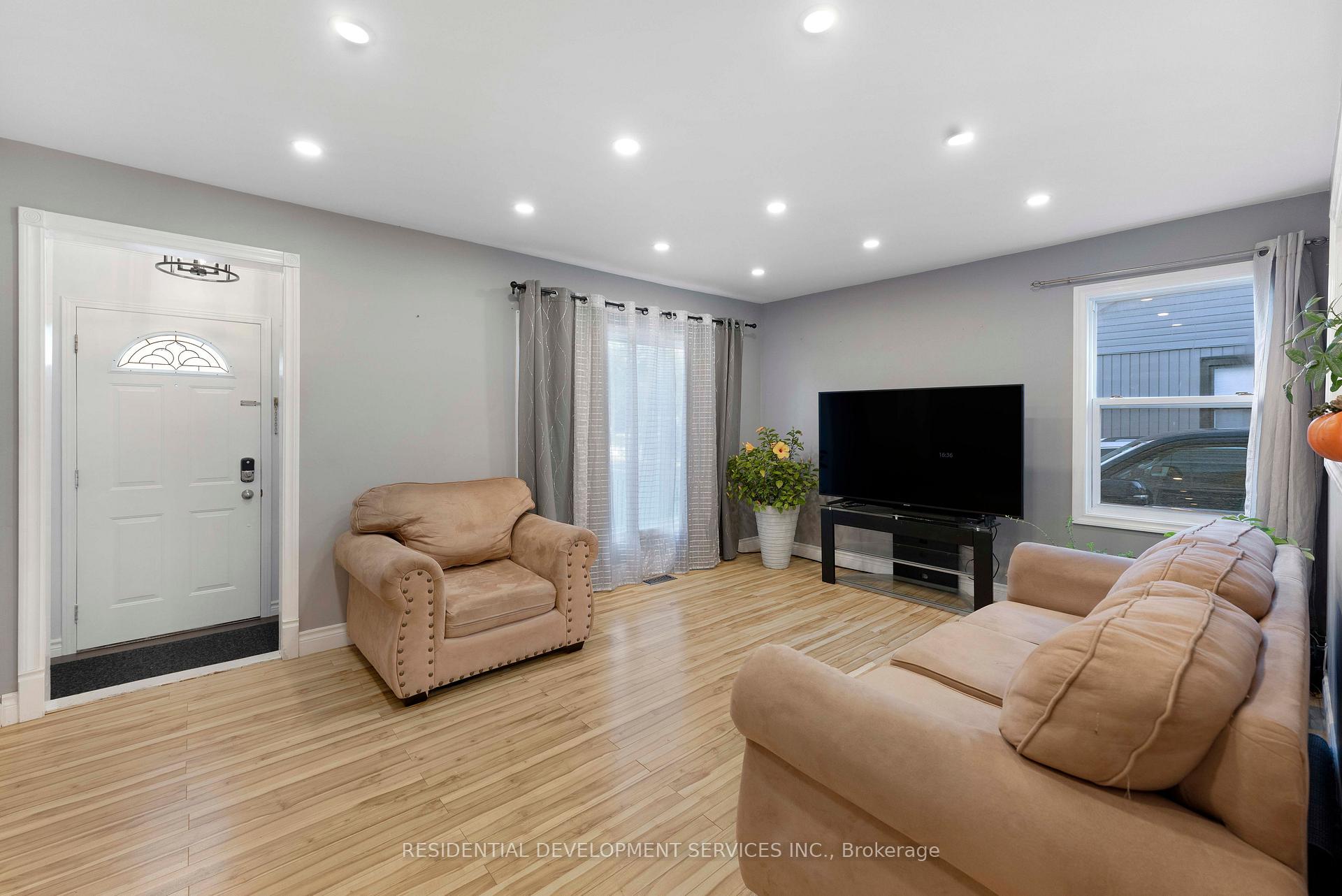 Photo 11 of 4 Nelson Avenue, Ajax, Central — HOMEH