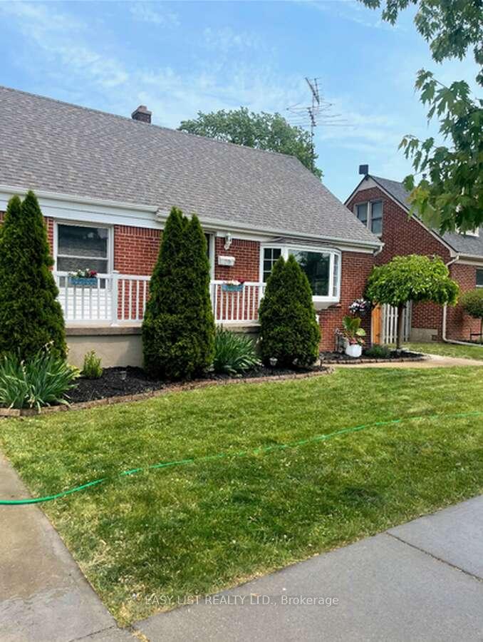 Photo 1 of 1136 Fairview Boulevard, Windsor — HOMEH