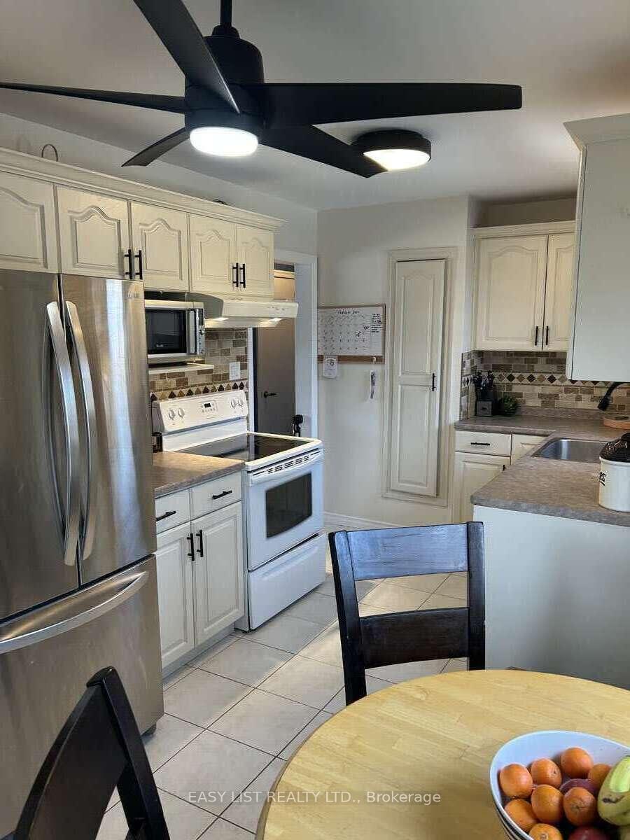 Photo 3 of 1136 Fairview Boulevard, Windsor — HOMEH