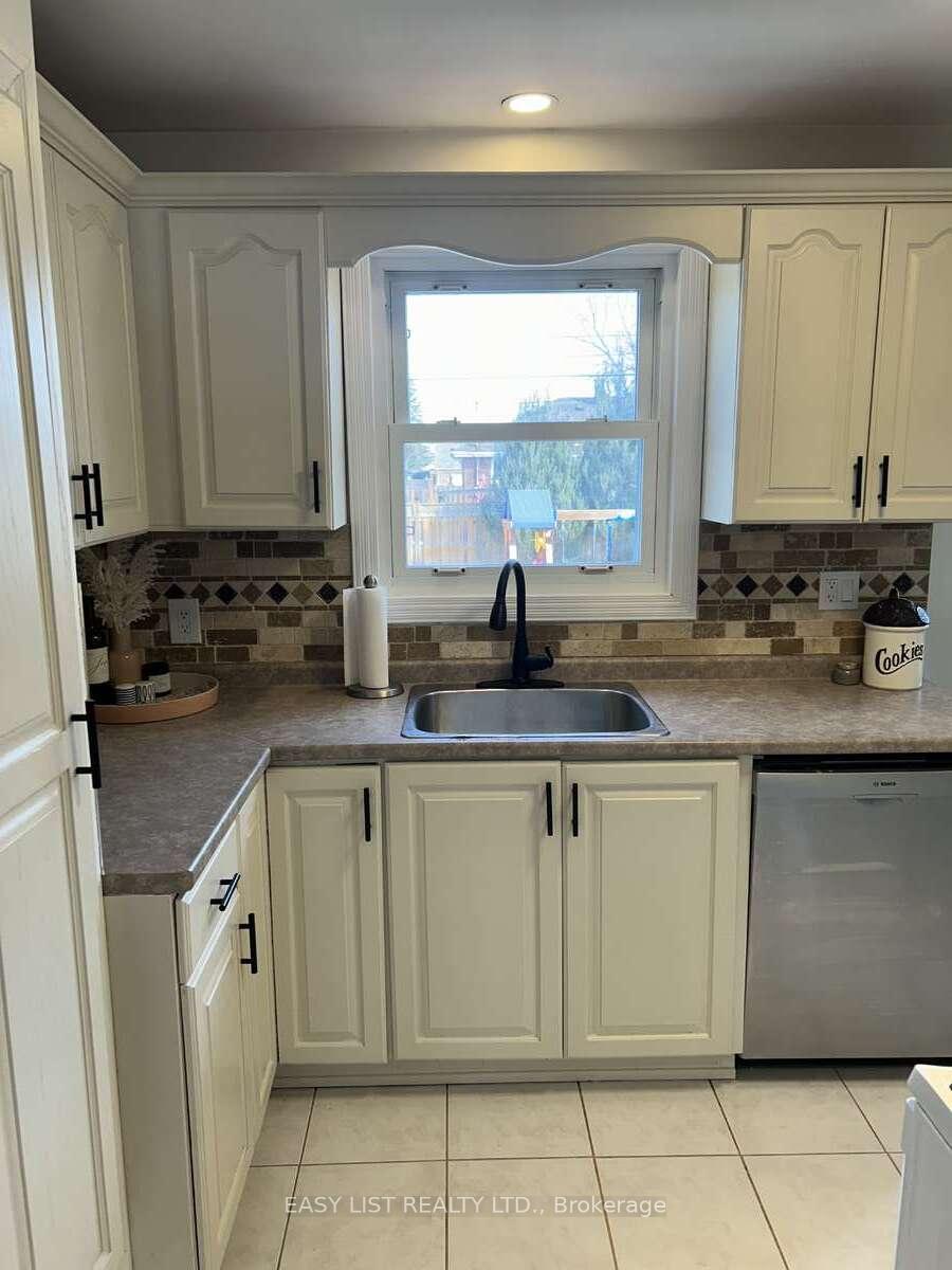 Photo 5 of 1136 Fairview Boulevard, Windsor — HOMEH