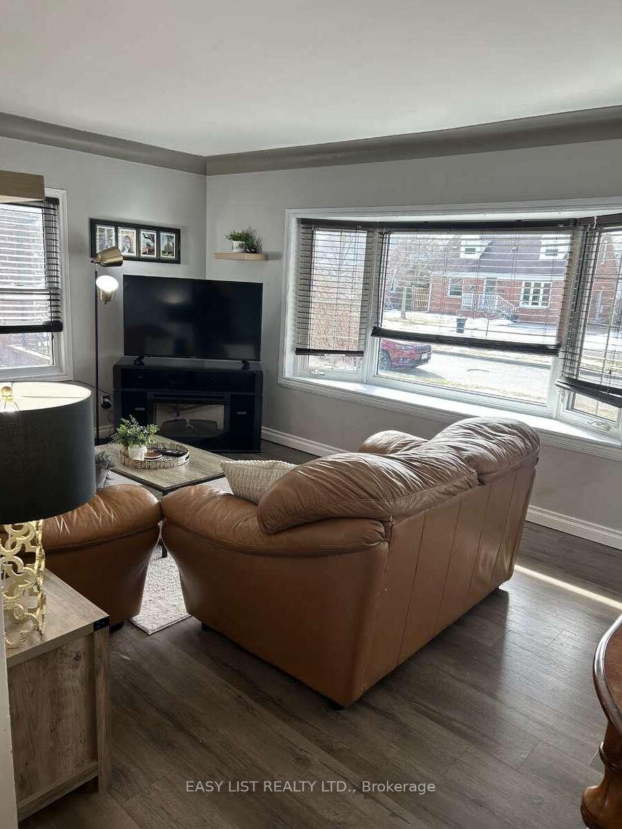 Photo 9 of 1136 Fairview Boulevard, Windsor — HOMEH