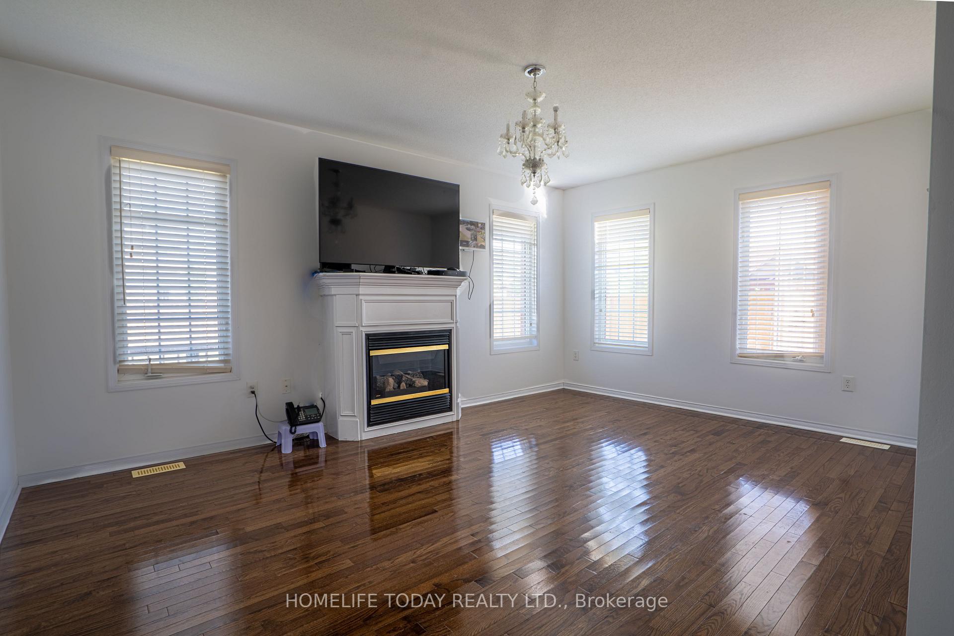 Photo 4 of Unit Main, 2 Pardon Avenue, Whitby, Williamsburg — HOMEH