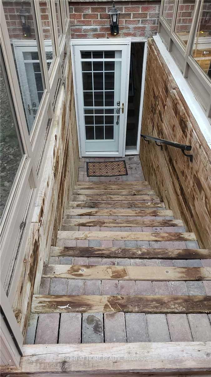 Photo 2 of 19 Patrice Crescent N, Vaughan, Crestwood-Springfarm-Yorkhill — HOMEH