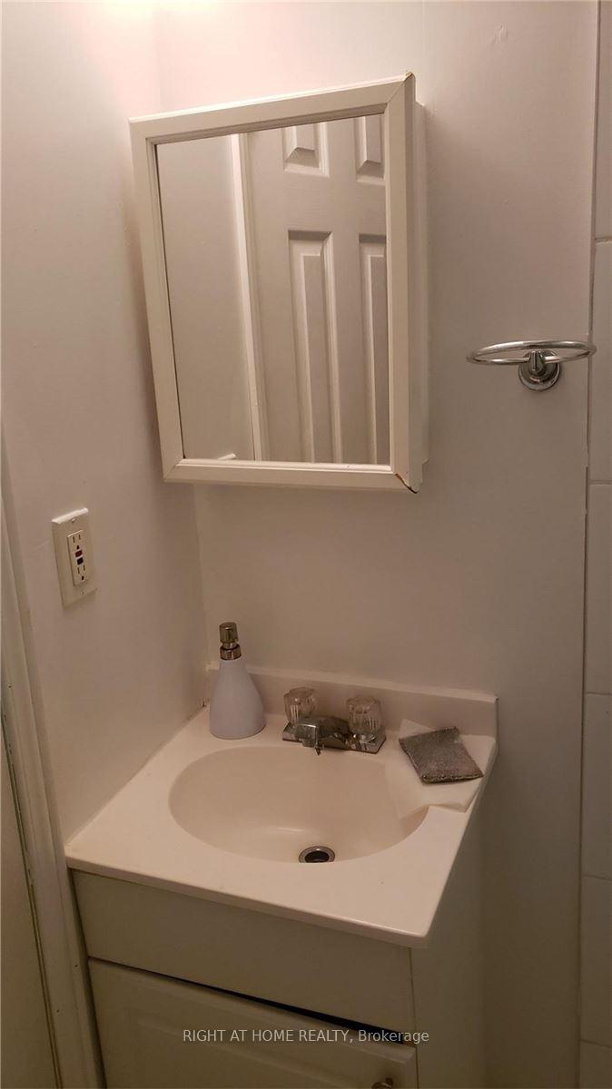 Photo 5 of 19 Patrice Crescent N, Vaughan, Crestwood-Springfarm-Yorkhill — HOMEH