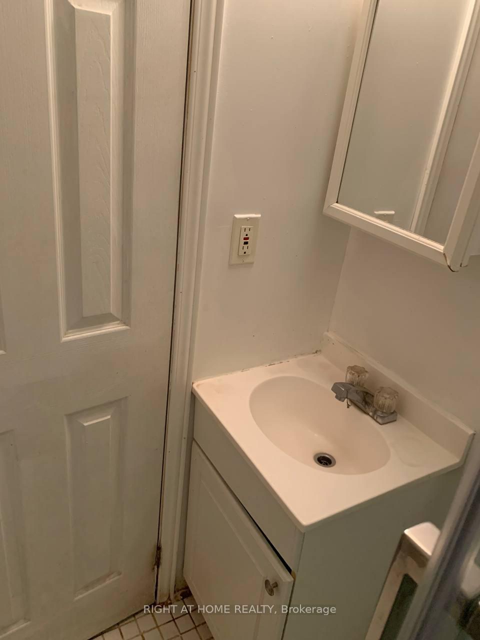 Photo 21 of 19 Patrice Crescent N, Vaughan, Crestwood-Springfarm-Yorkhill — HOMEH