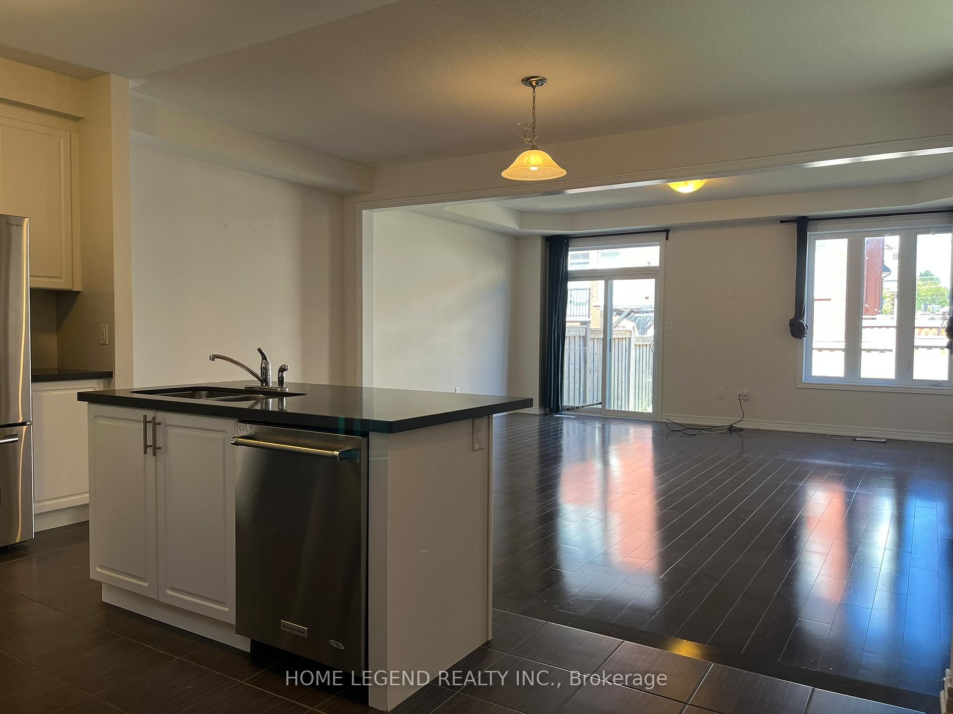 Photo 4 of 212 Roy Harper Avenue, Aurora, Rural Aurora — HOMEH