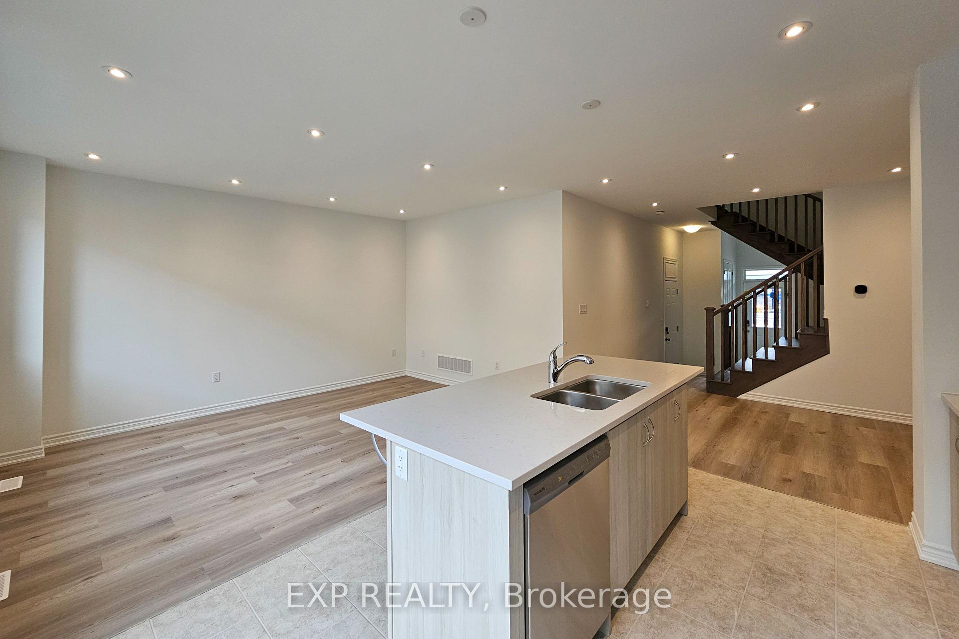 Photo 9 of 8 Vinewood Crescent, Barrie, Rural Barrie Southeast — HOMEH