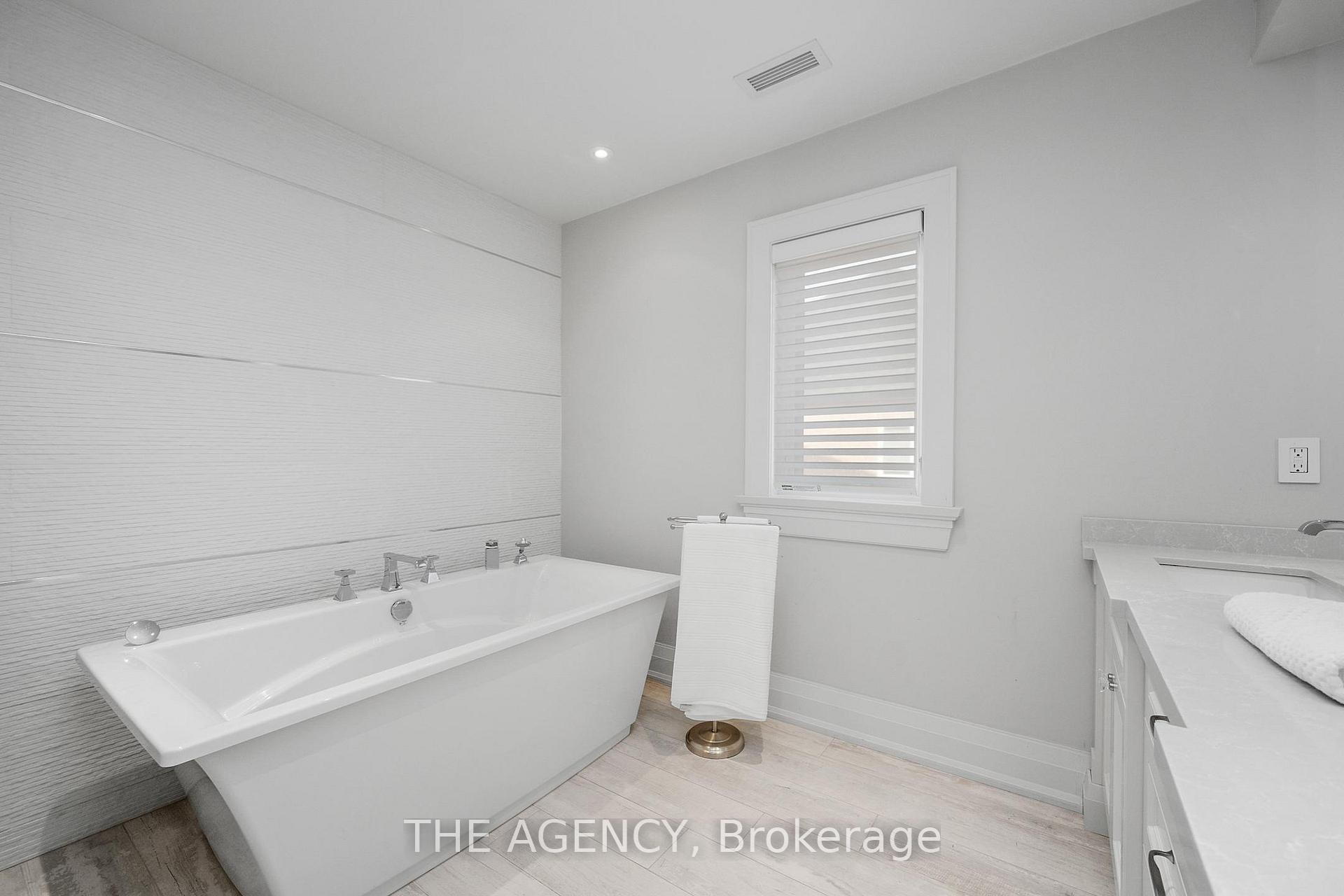 Photo 25 of 49 Bayside Court, Vaughan, East Woodbridge — HOMEH
