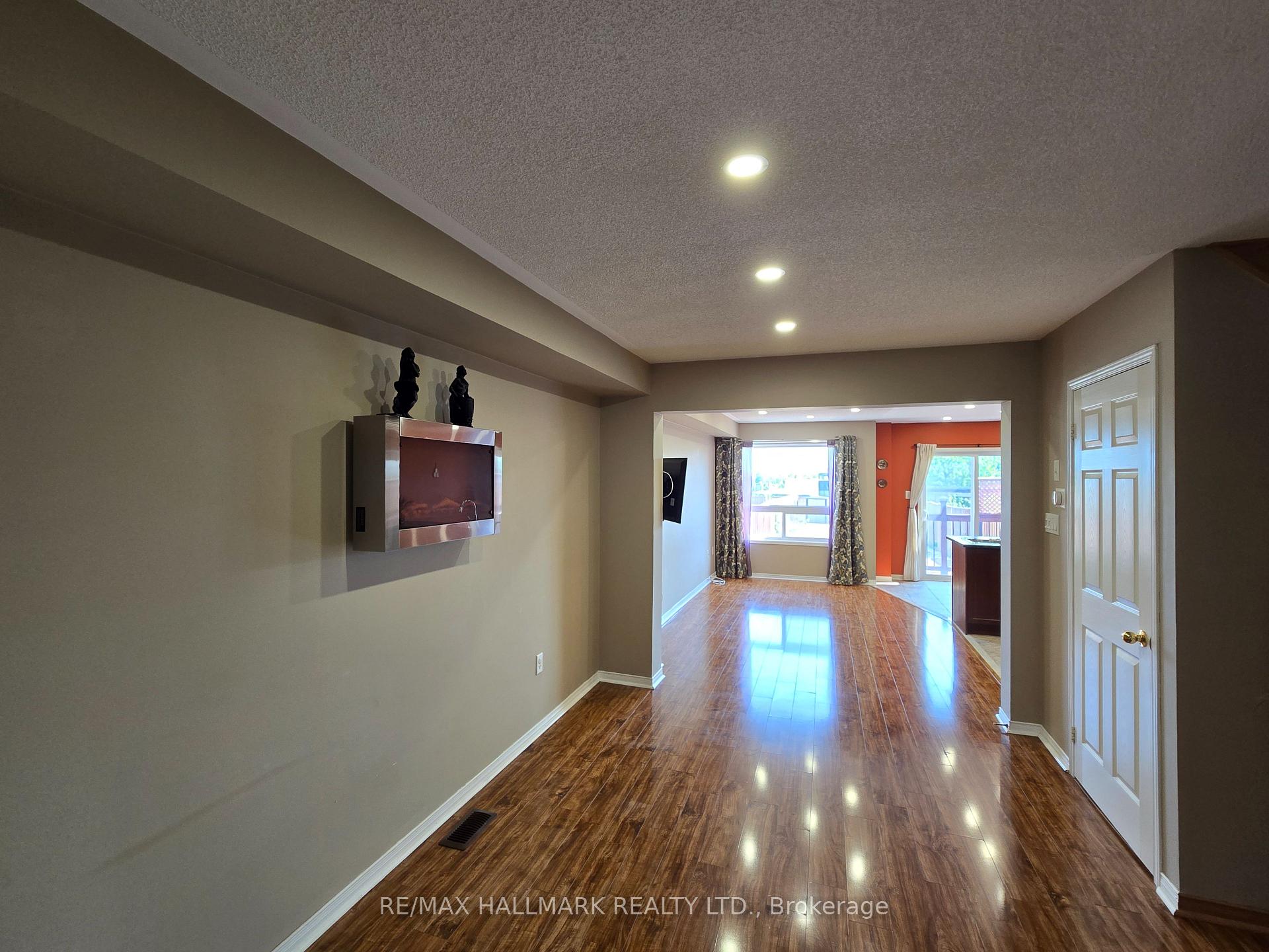 Photo 5 of 104 Oceanpearl Crescent, Whitby, Blue Grass Meadows — HOMEH