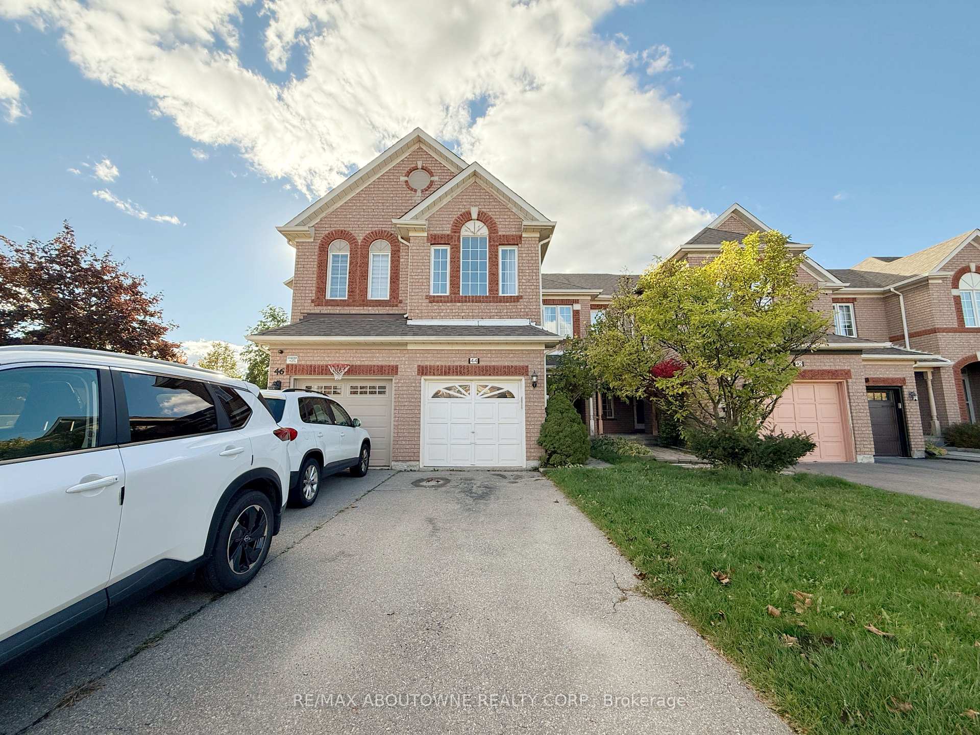 Photo 3 of 44 Craddock Street, Vaughan, Maple — HOMEH