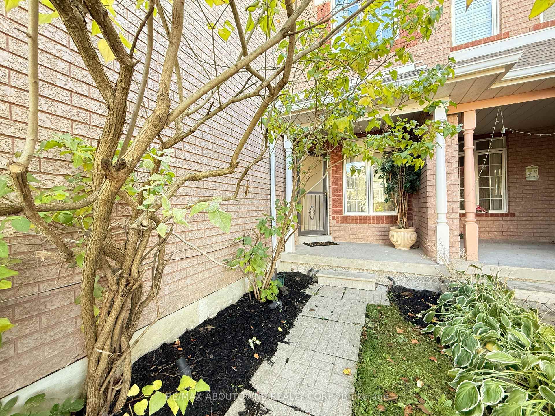 Photo 4 of 44 Craddock Street, Vaughan, Maple — HOMEH