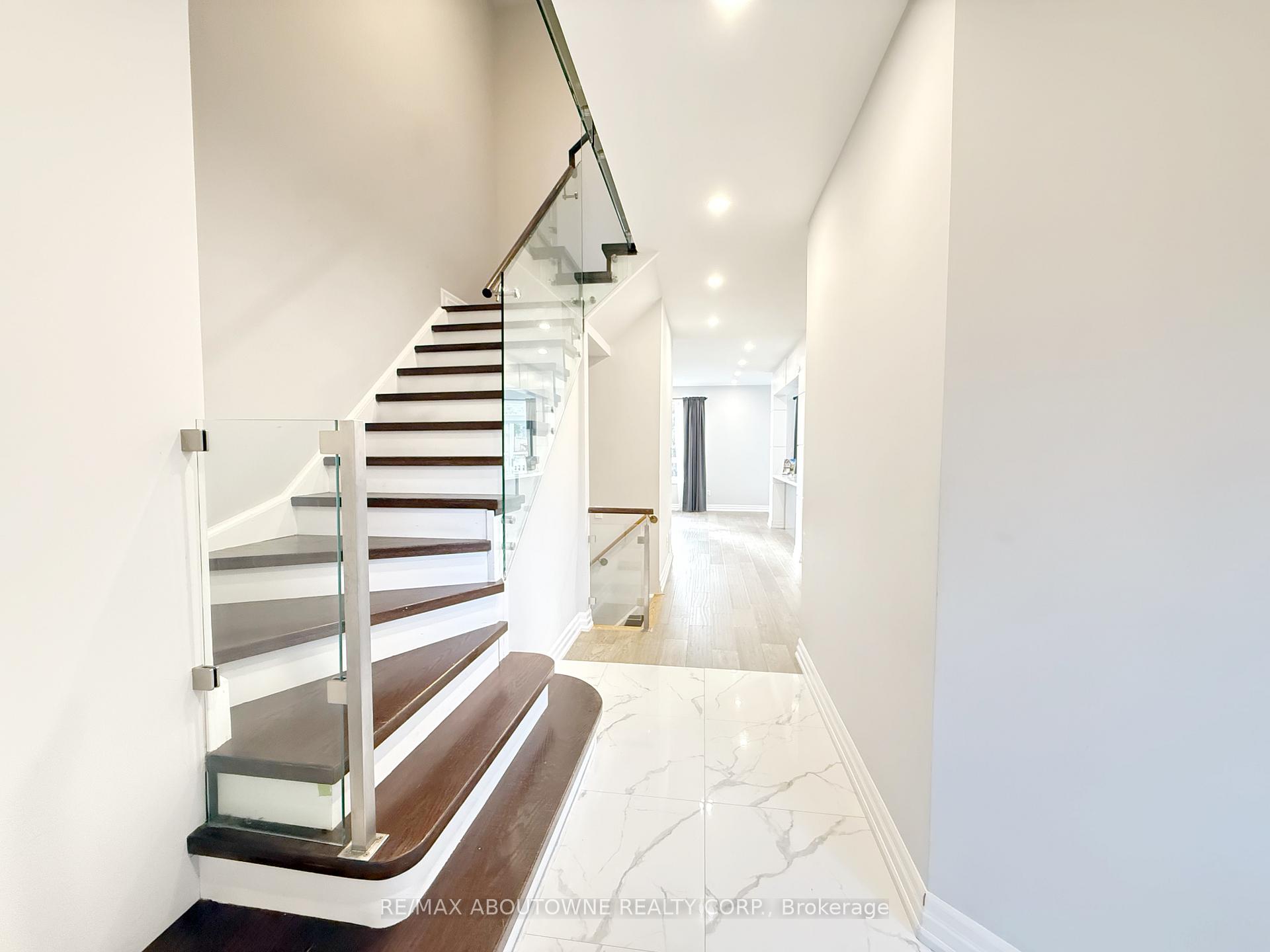 Photo 7 of 44 Craddock Street, Vaughan, Maple — HOMEH