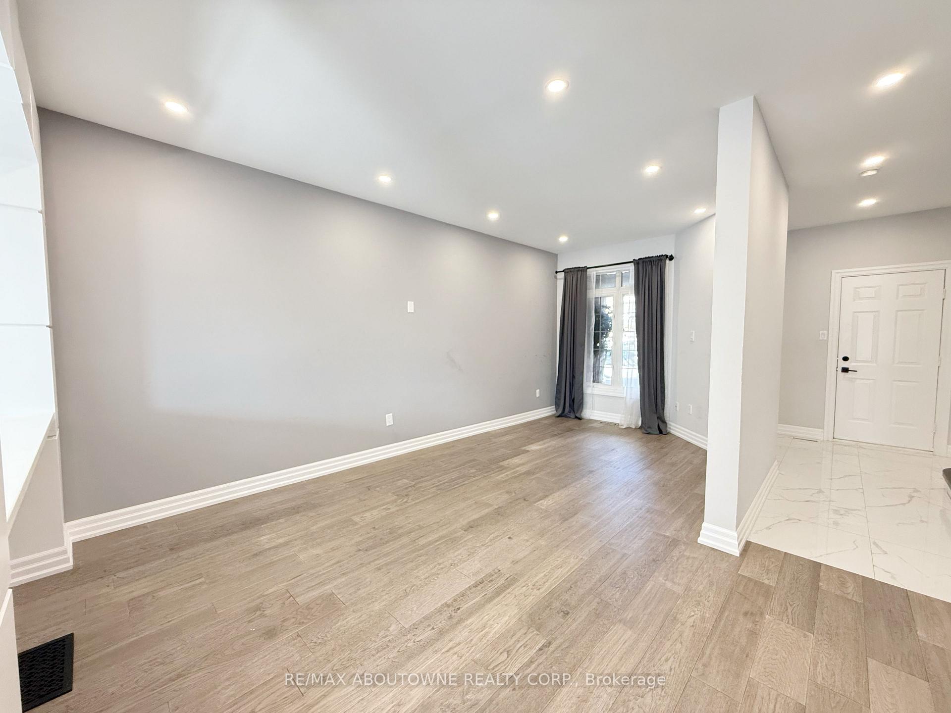 Photo 8 of 44 Craddock Street, Vaughan, Maple — HOMEH