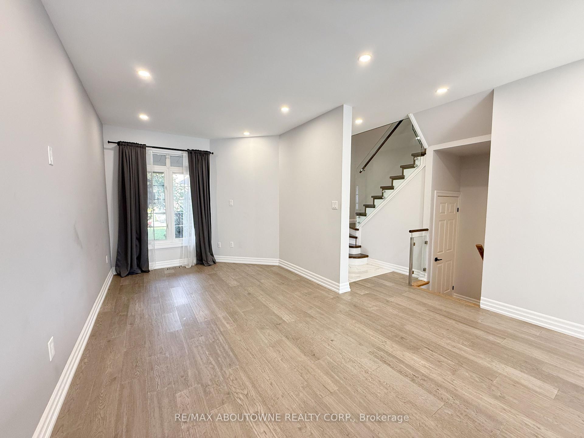 Photo 9 of 44 Craddock Street, Vaughan, Maple — HOMEH