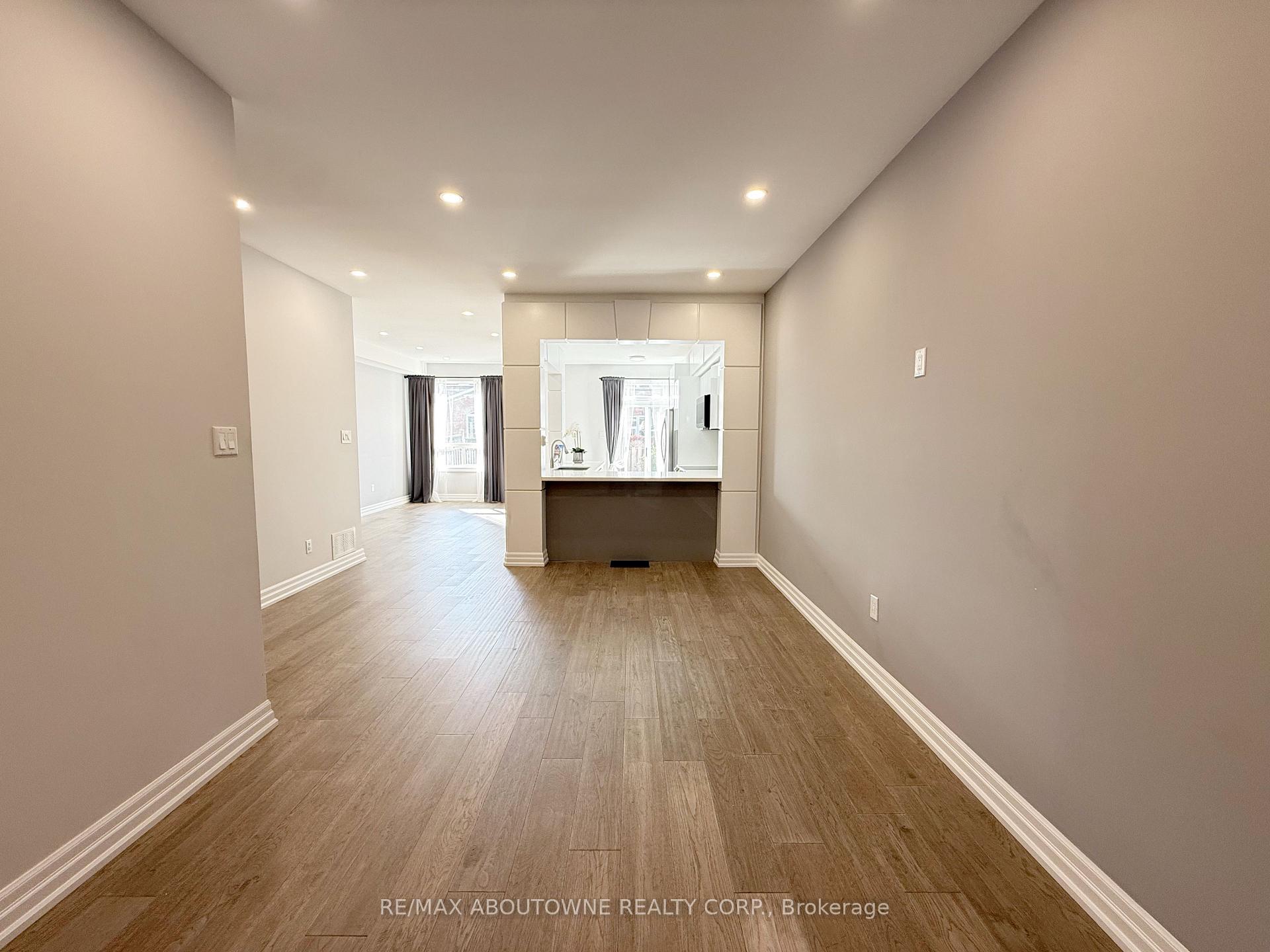Photo 10 of 44 Craddock Street, Vaughan, Maple — HOMEH