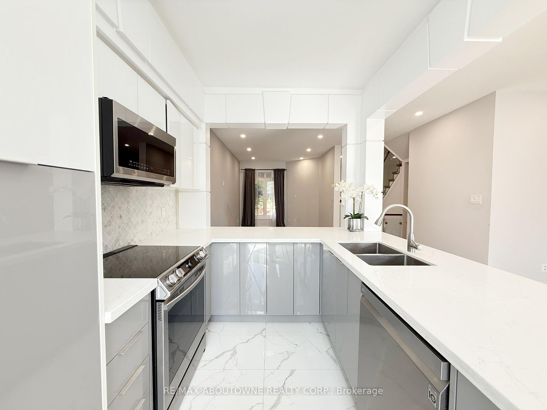 Photo 12 of 44 Craddock Street, Vaughan, Maple — HOMEH
