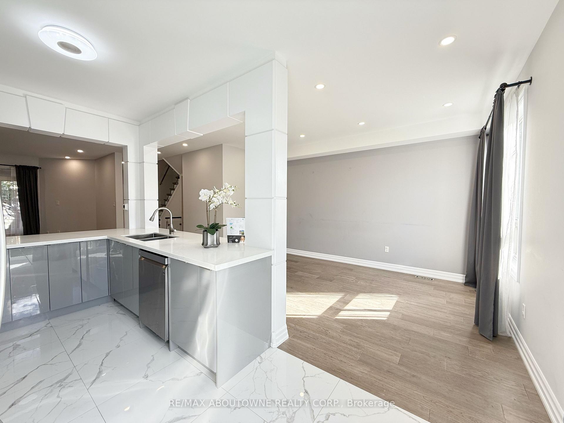 Photo 15 of 44 Craddock Street, Vaughan, Maple — HOMEH