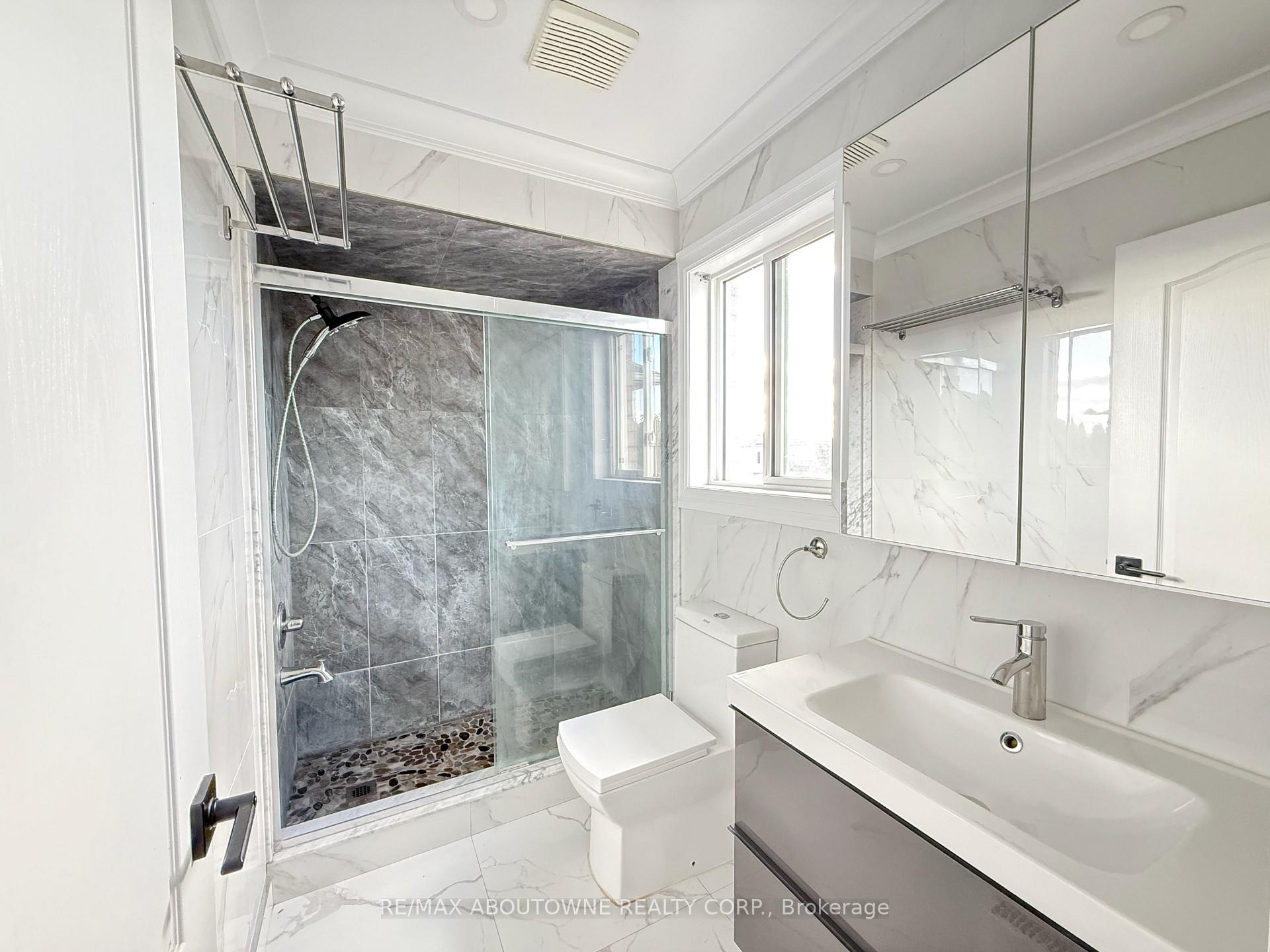 Photo 24 of 44 Craddock Street, Vaughan, Maple — HOMEH