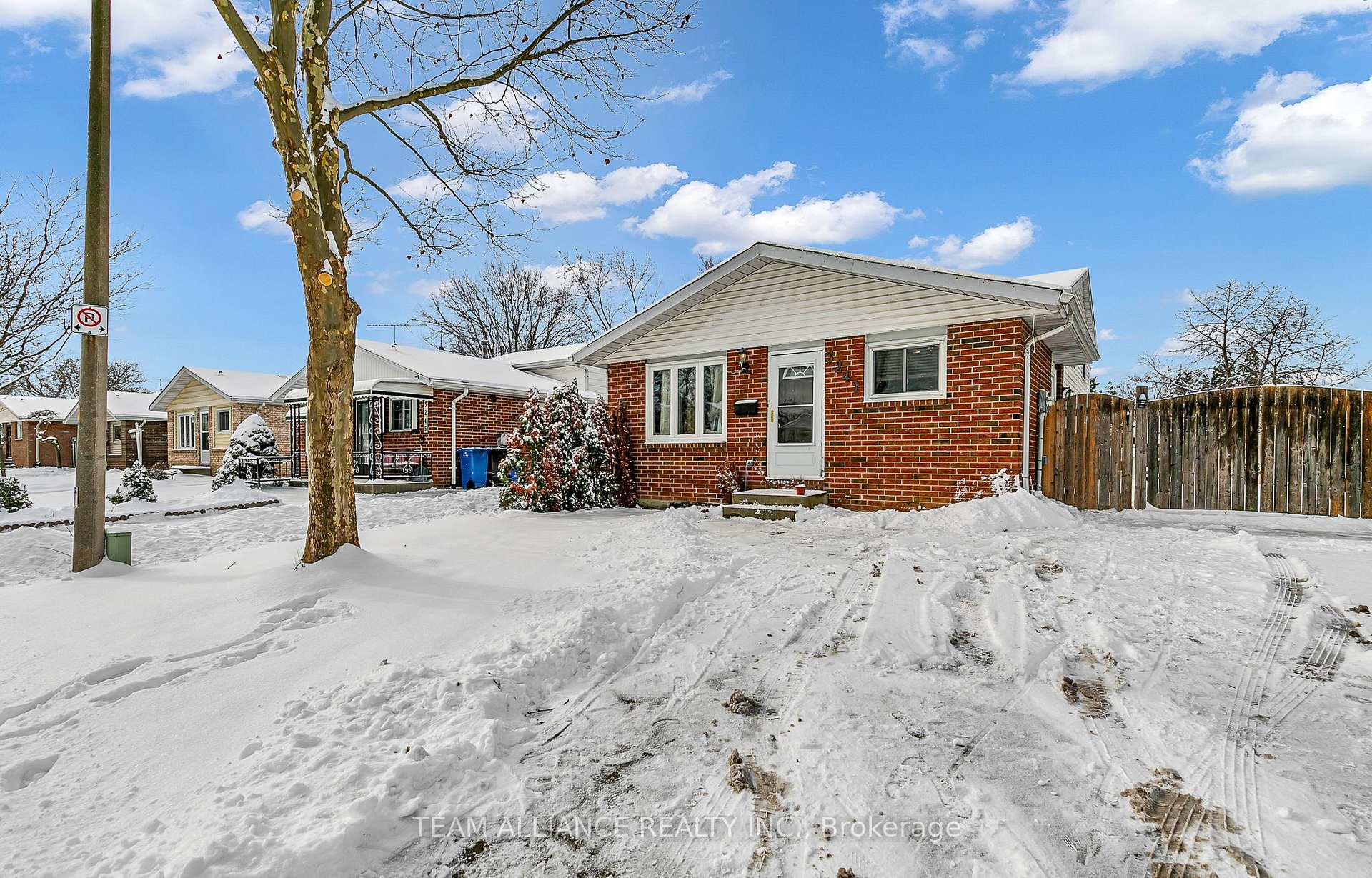 Photo 2 of 3241 Aurora Drive, Windsor, Forest Glade — HOMEH