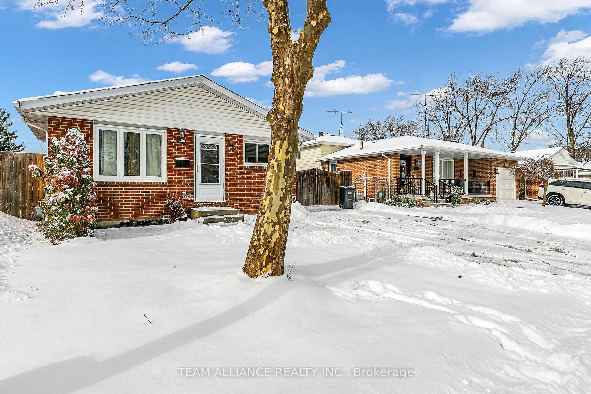 Photo 3 of 3241 Aurora Drive, Windsor, Forest Glade — HOMEH