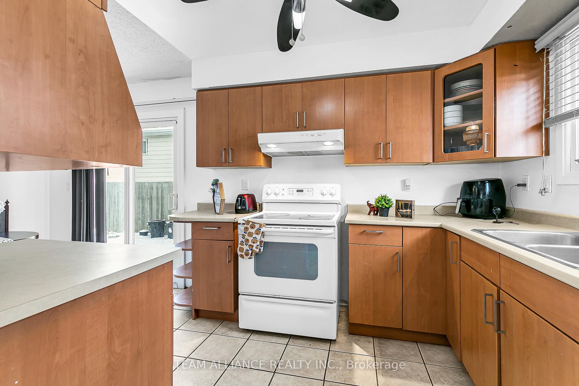 Photo 8 of 3241 Aurora Drive, Windsor, Forest Glade — HOMEH
