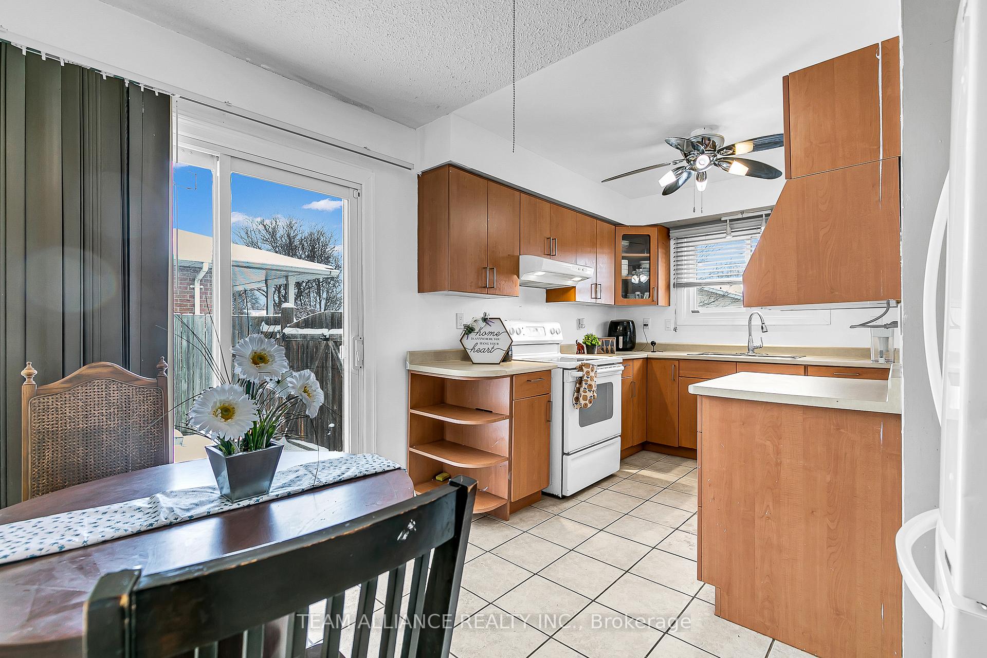 Photo 9 of 3241 Aurora Drive, Windsor, Forest Glade — HOMEH