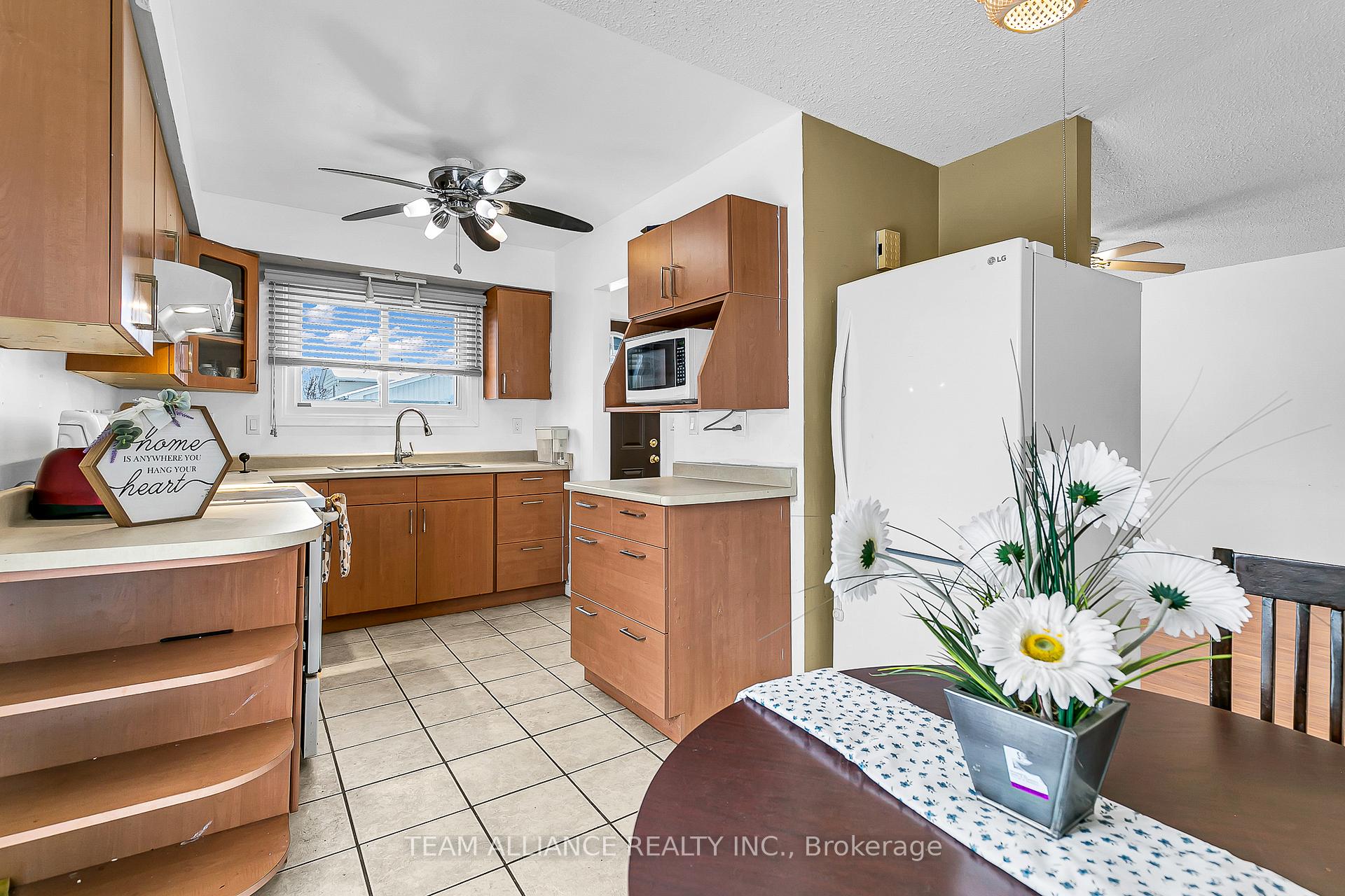 Photo 10 of 3241 Aurora Drive, Windsor, Forest Glade — HOMEH
