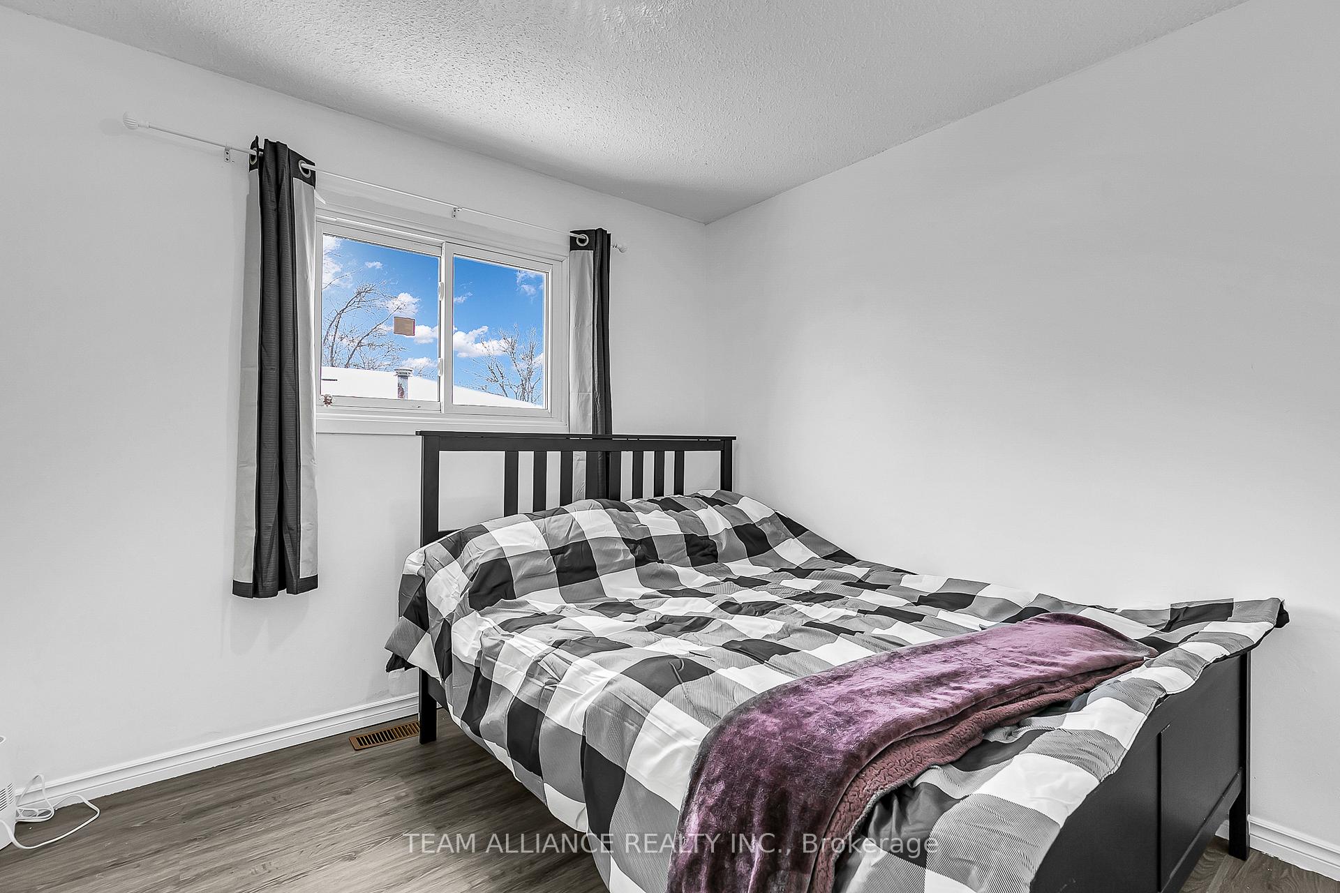 Photo 12 of 3241 Aurora Drive, Windsor, Forest Glade — HOMEH