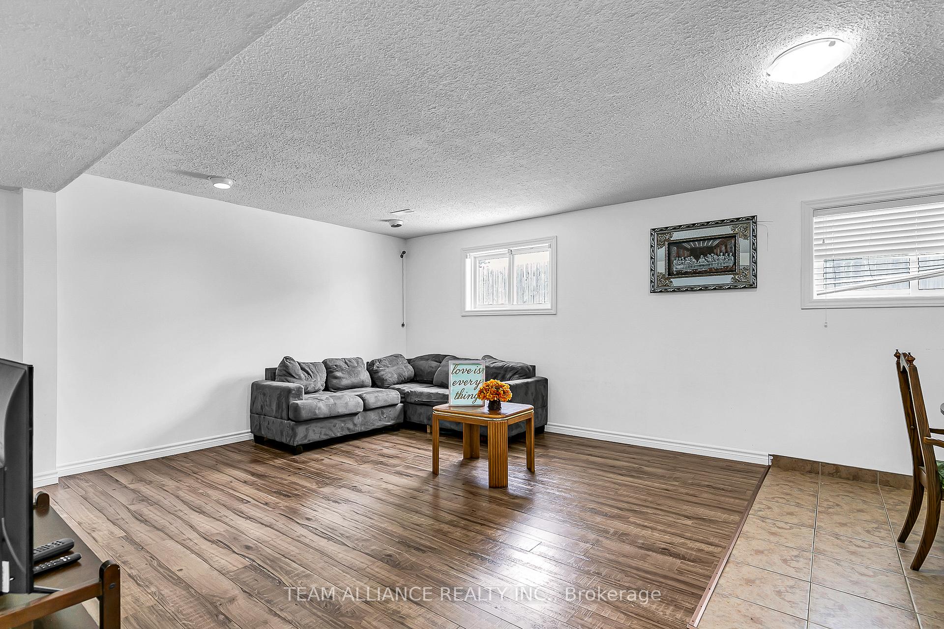 Photo 17 of 3241 Aurora Drive, Windsor, Forest Glade — HOMEH