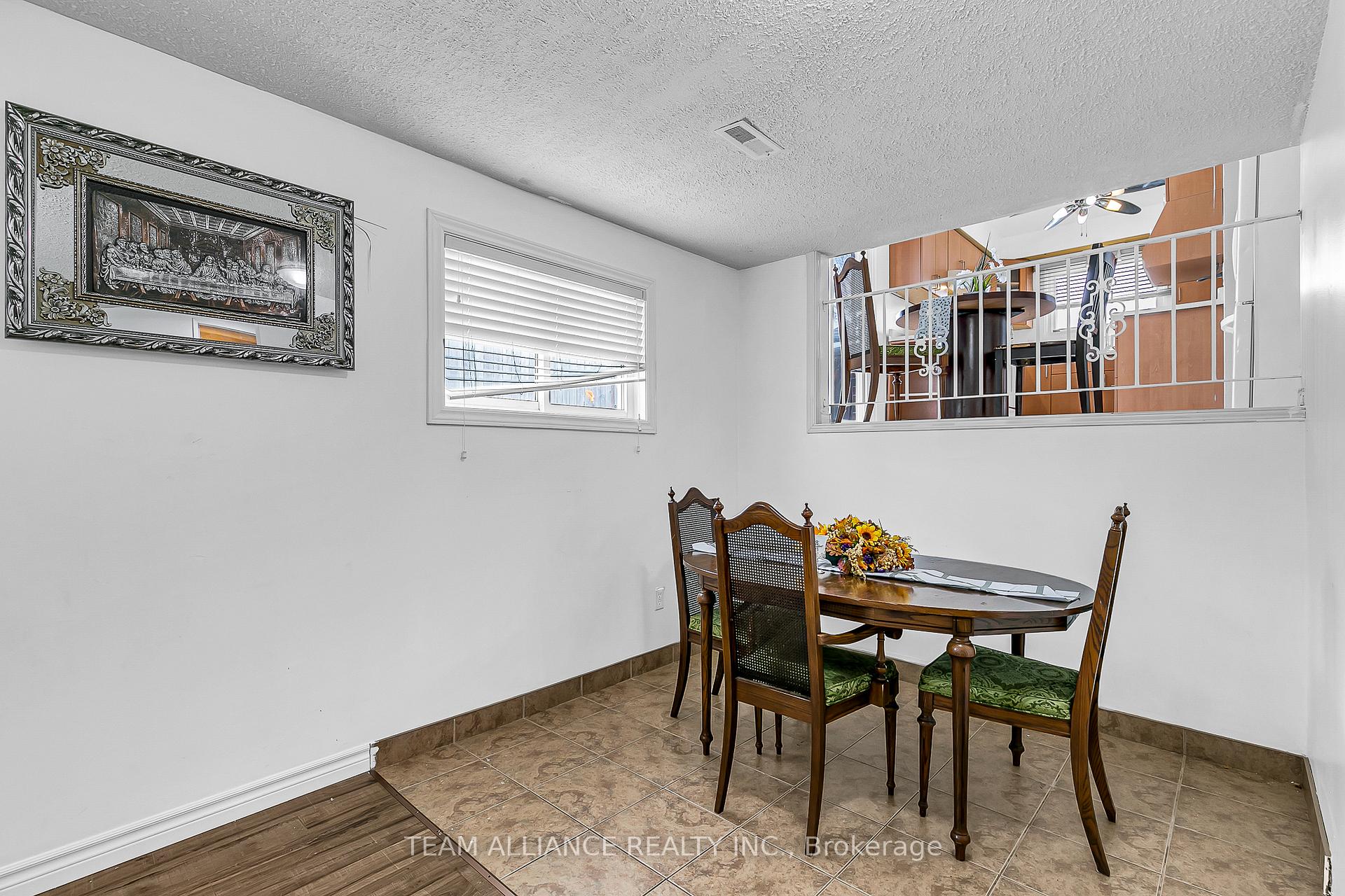 Photo 18 of 3241 Aurora Drive, Windsor, Forest Glade — HOMEH