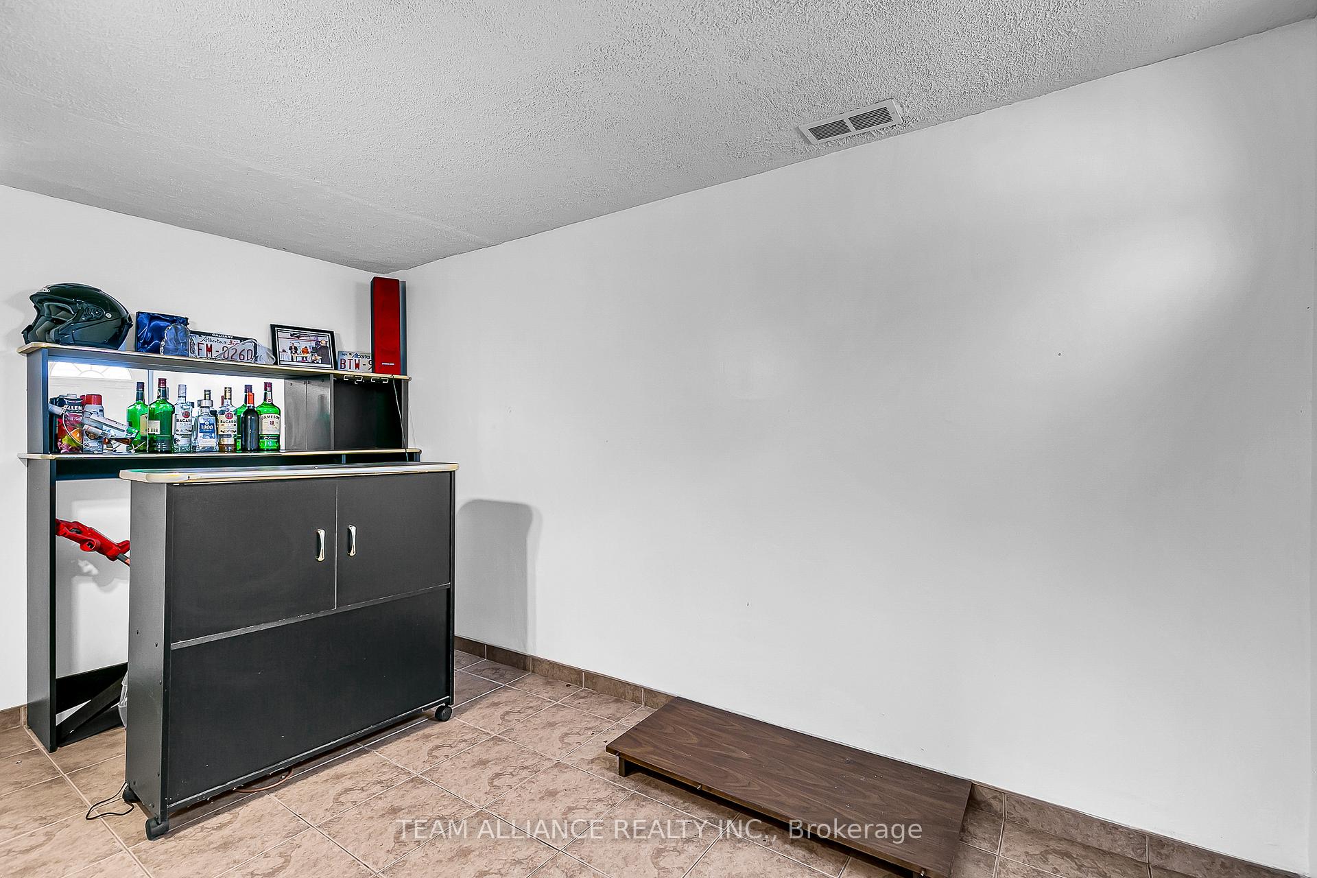 Photo 19 of 3241 Aurora Drive, Windsor, Forest Glade — HOMEH