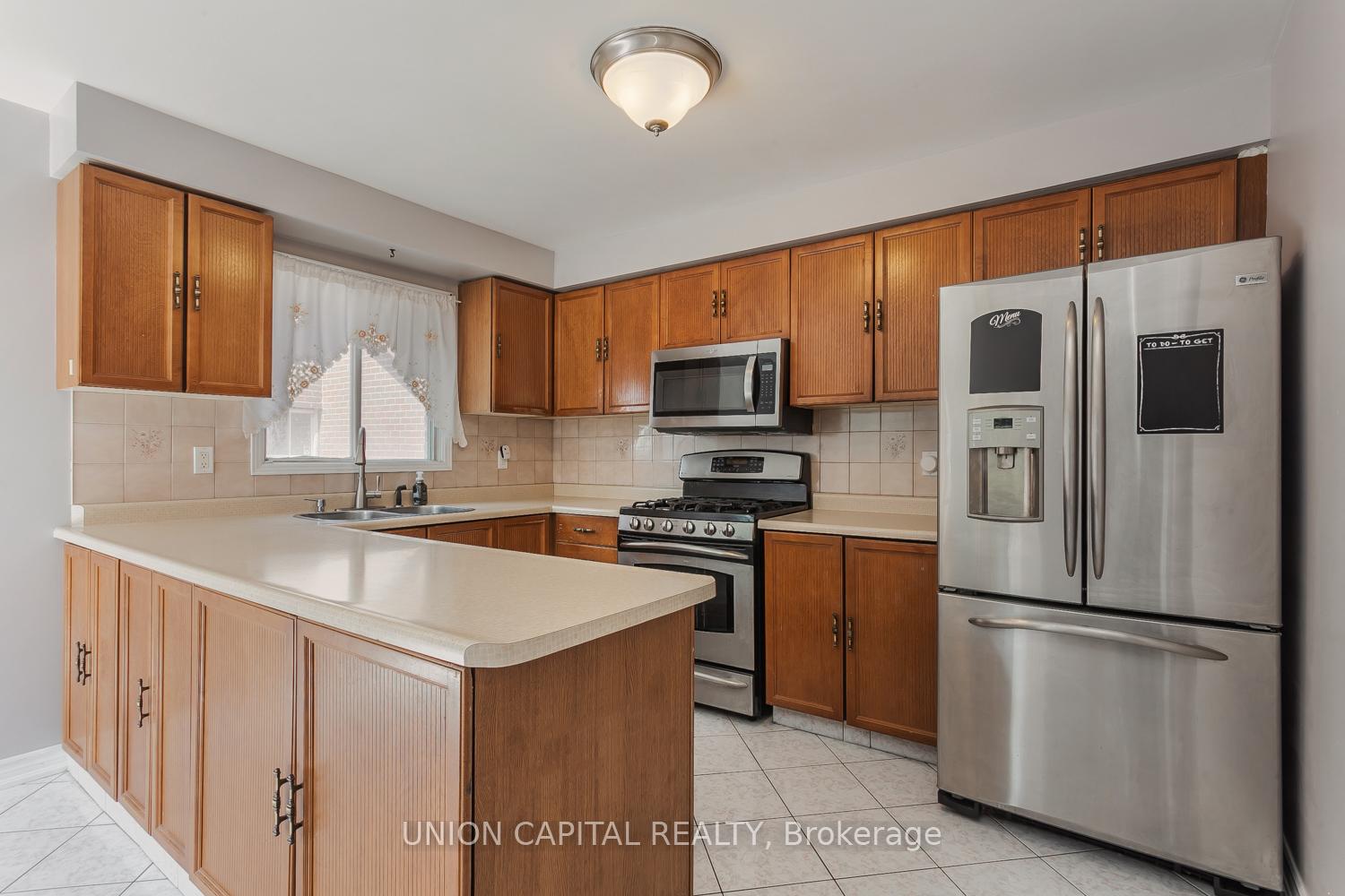 Photo 4 of 21 Horseshoe Drive, Whitby, Blue Grass Meadows — HOMEH
