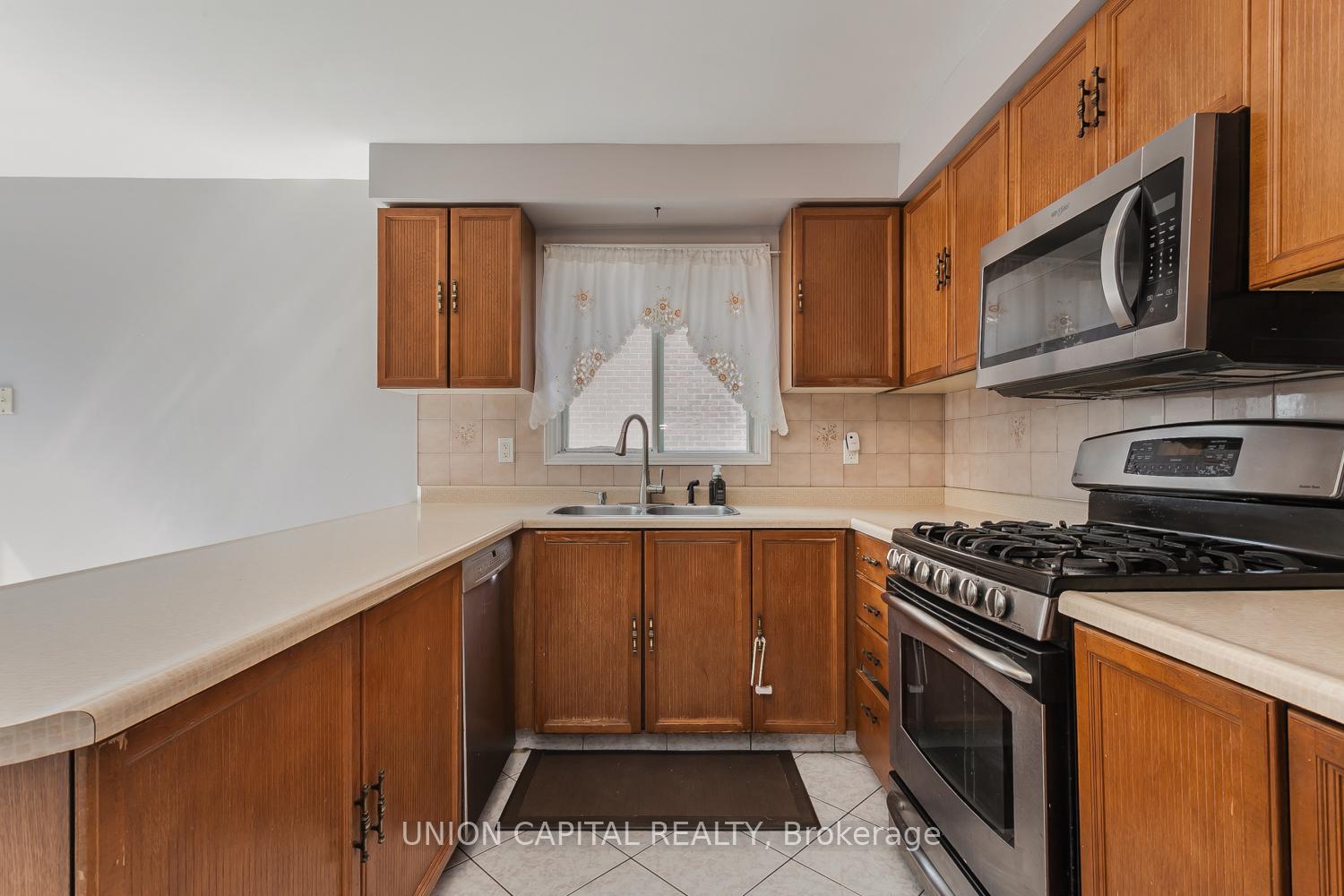 Photo 6 of 21 Horseshoe Drive, Whitby, Blue Grass Meadows — HOMEH