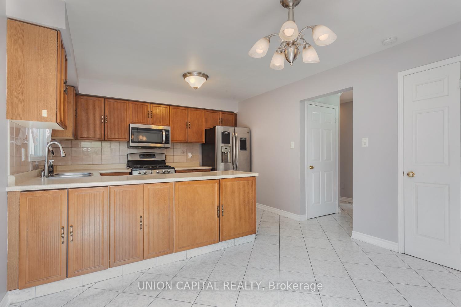 Photo 7 of 21 Horseshoe Drive, Whitby, Blue Grass Meadows — HOMEH