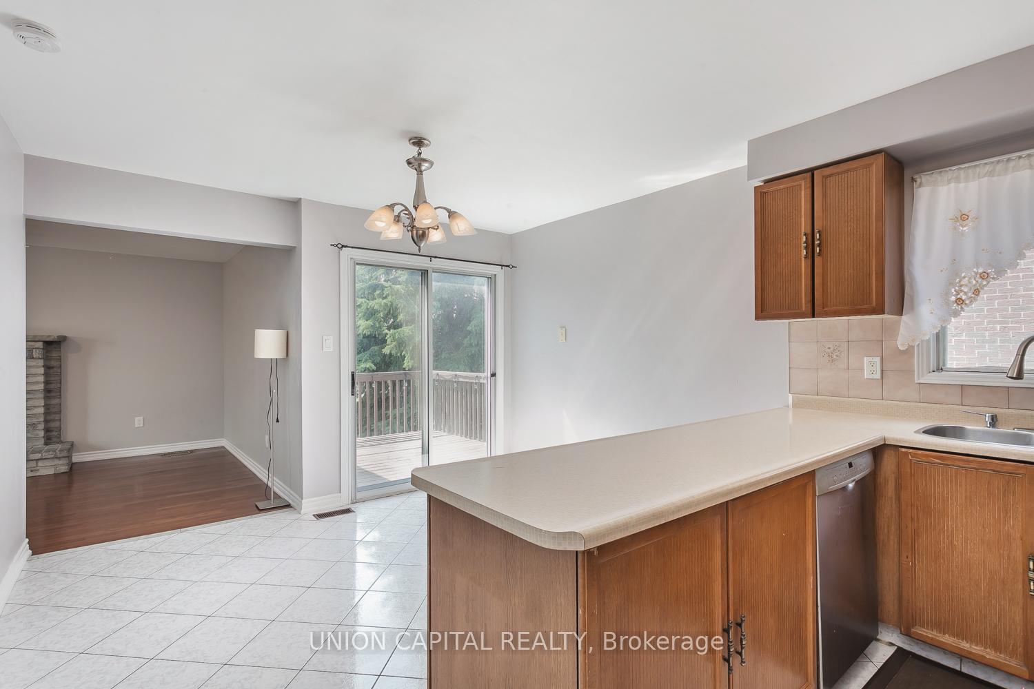 Photo 8 of 21 Horseshoe Drive, Whitby, Blue Grass Meadows — HOMEH