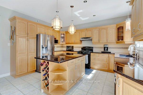 Photo 13 of 537 Buckingham Boulevard, Waterloo — HOMEH