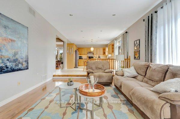 Photo 15 of 537 Buckingham Boulevard, Waterloo — HOMEH