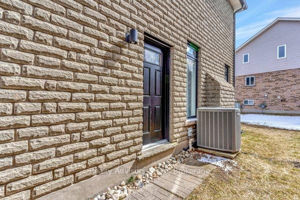 Photo 31 of 537 Buckingham Boulevard, Waterloo — HOMEH