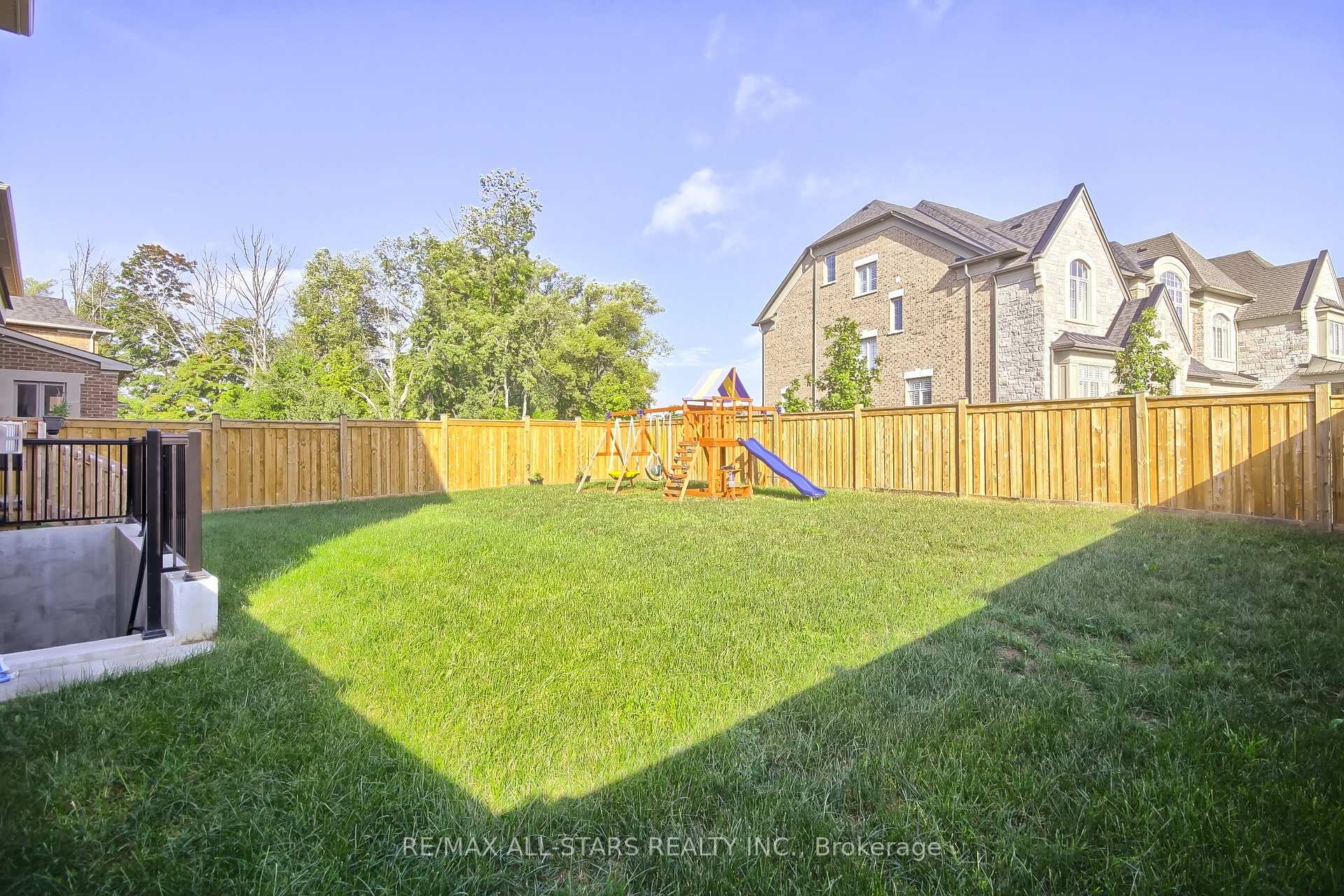 Photo 46 of 18 Pennine Drive, Whitby, Rural Whitby — HOMEH