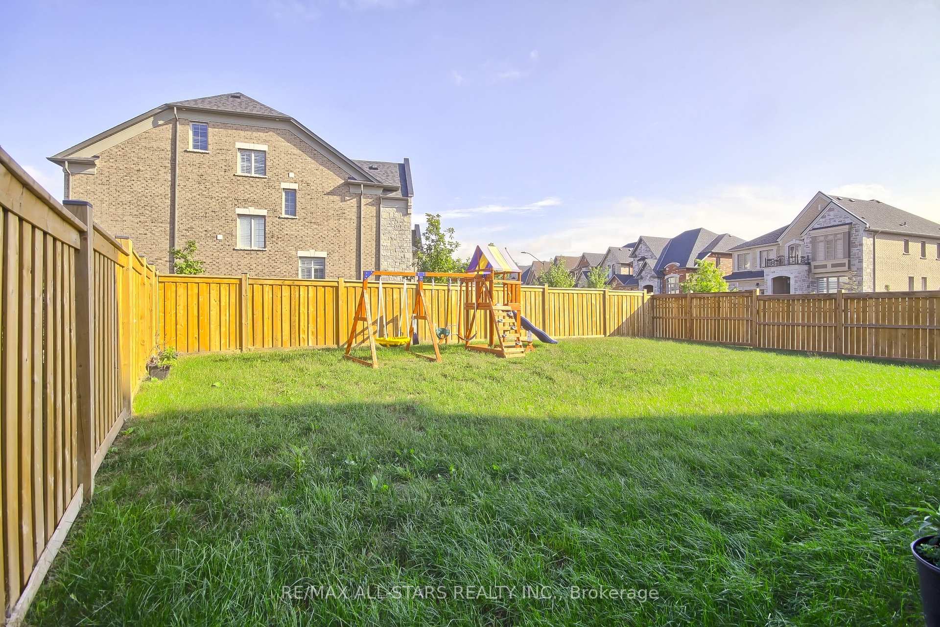 Photo 47 of 18 Pennine Drive, Whitby, Rural Whitby — HOMEH