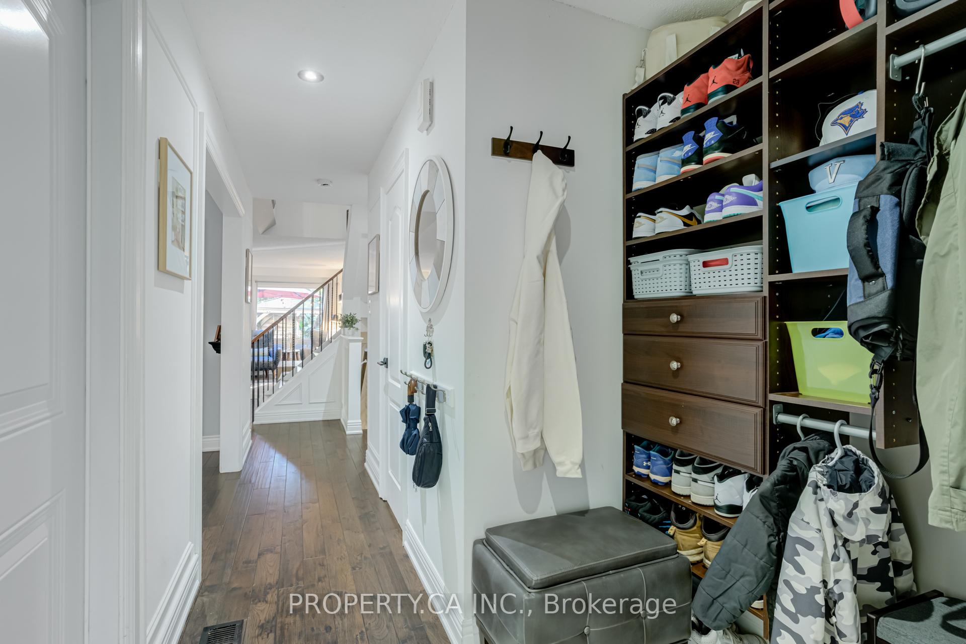 Photo 3 of 23 Gilmore Crescent, Vaughan, Brownridge — HOMEH