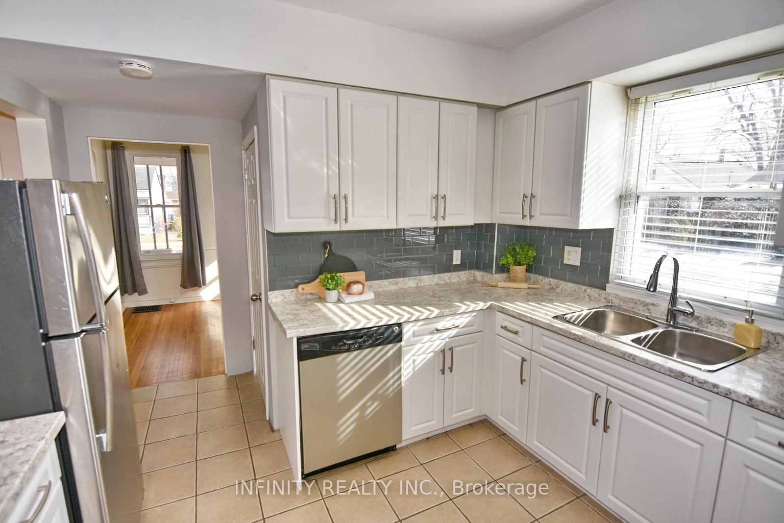 Photo 12 of 1243 Lillian Avenue, Windsor — HOMEH