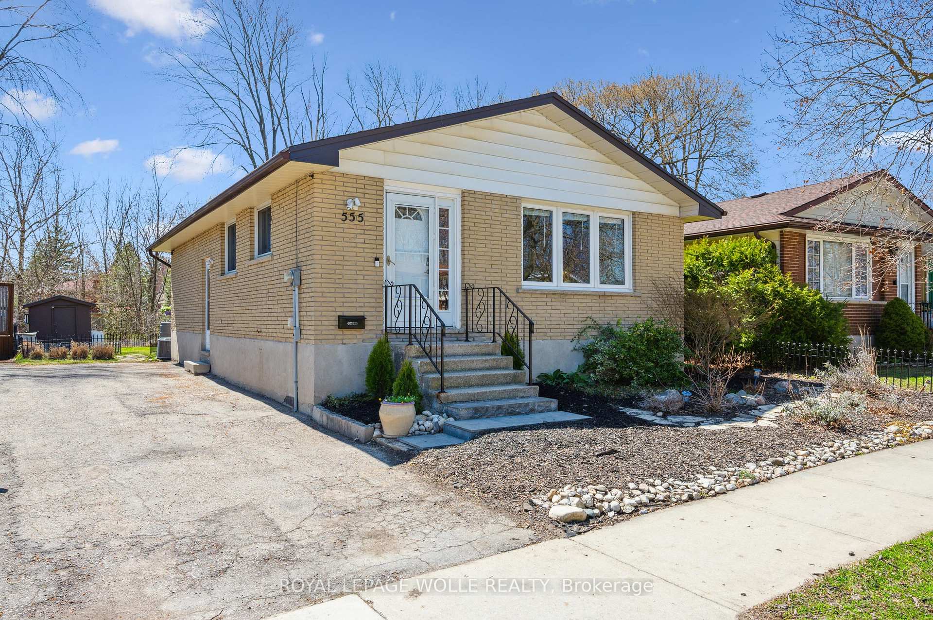 Photo 2 of 555 Fallingbrook Drive, Waterloo — HOMEH