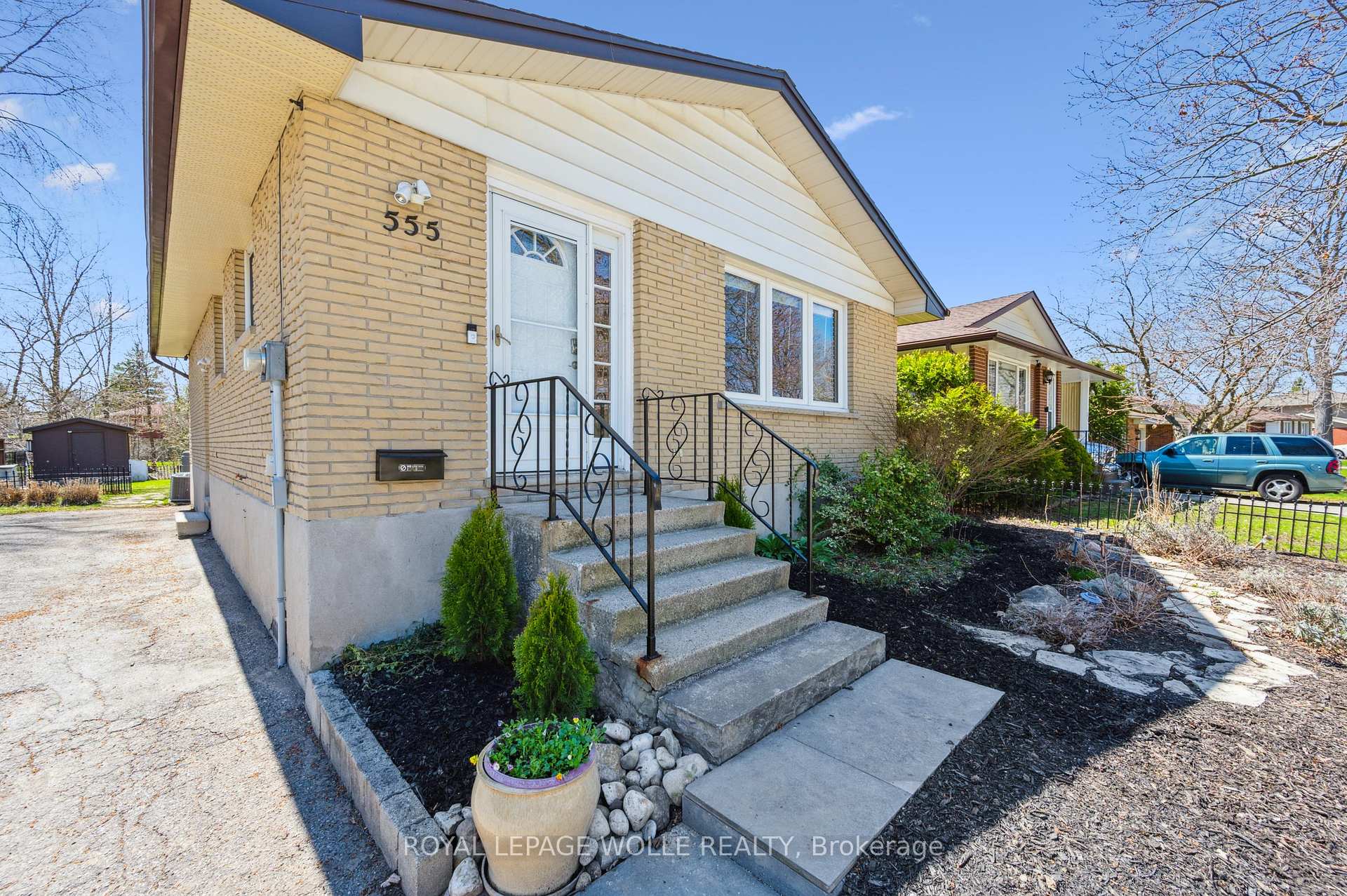 Photo 3 of 555 Fallingbrook Drive, Waterloo — HOMEH
