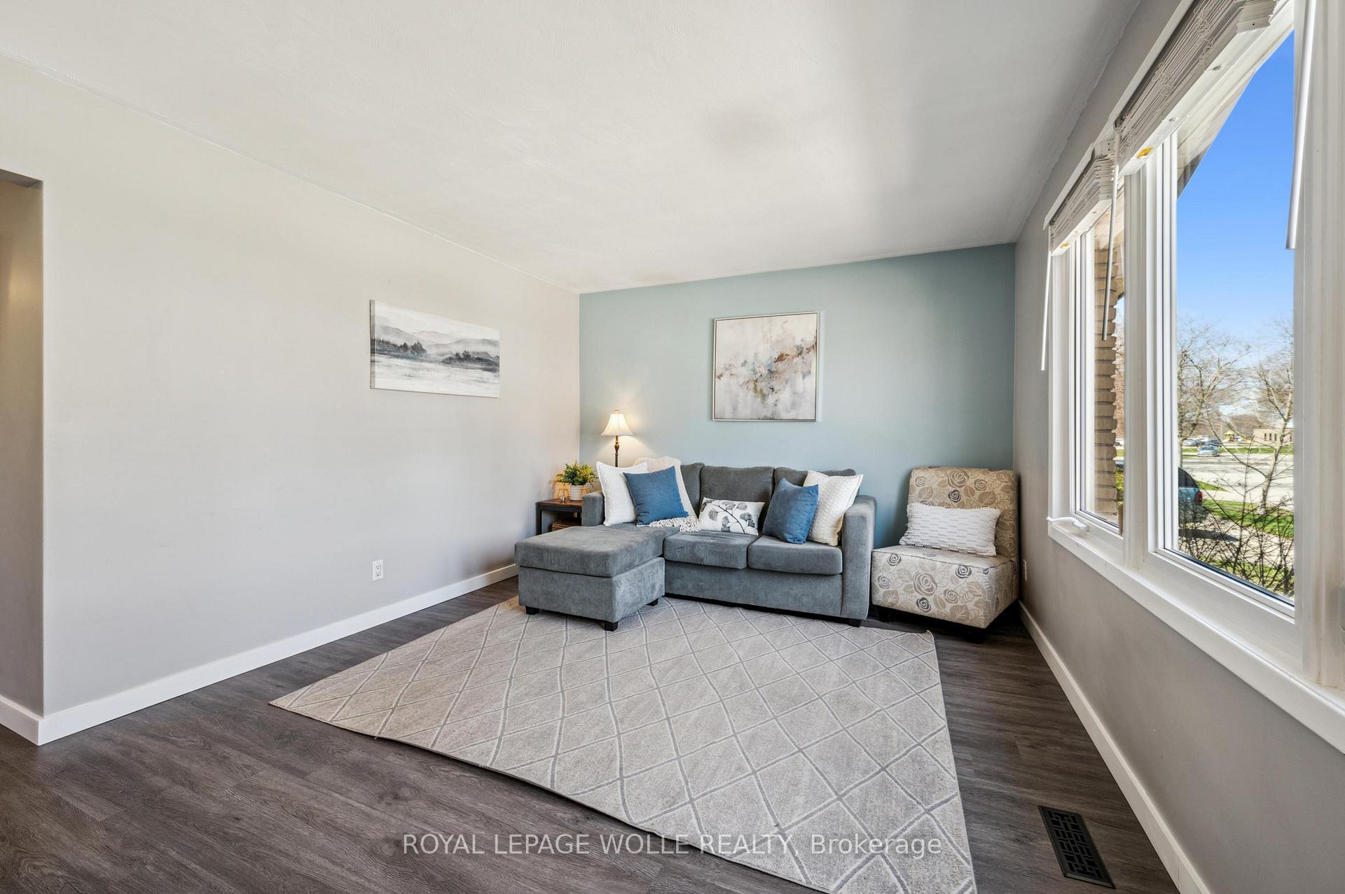 Photo 5 of 555 Fallingbrook Drive, Waterloo — HOMEH