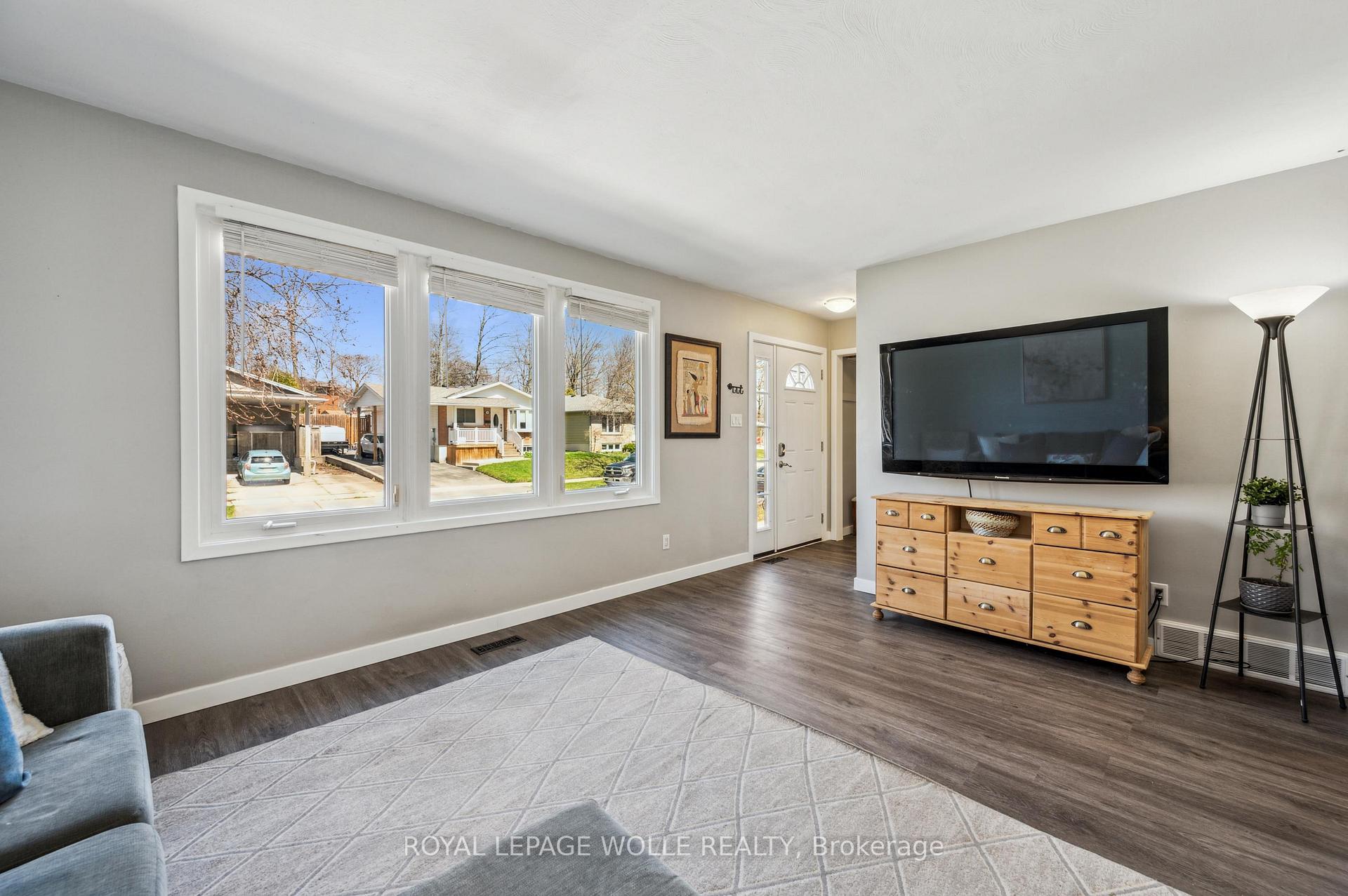 Photo 7 of 555 Fallingbrook Drive, Waterloo — HOMEH