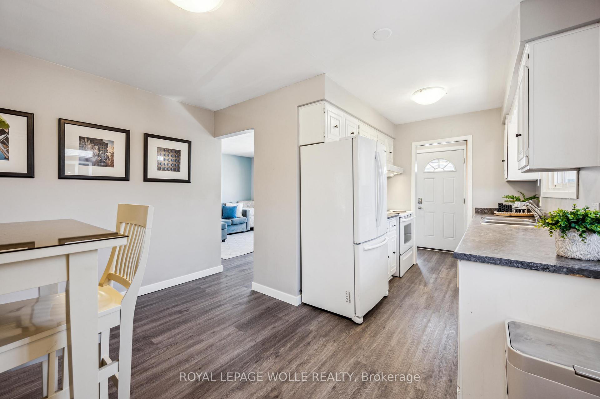 Photo 10 of 555 Fallingbrook Drive, Waterloo — HOMEH