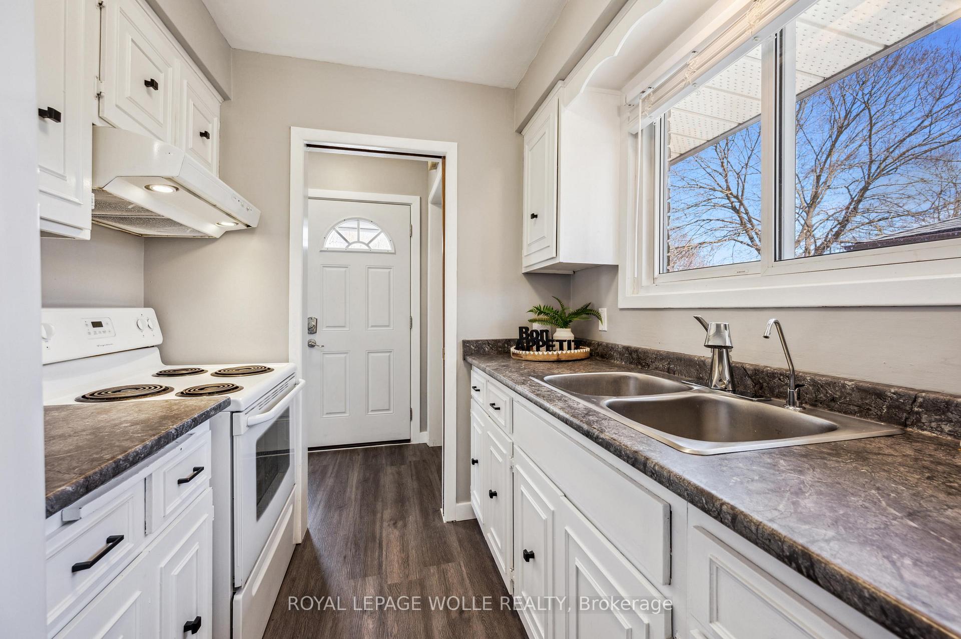 Photo 11 of 555 Fallingbrook Drive, Waterloo — HOMEH
